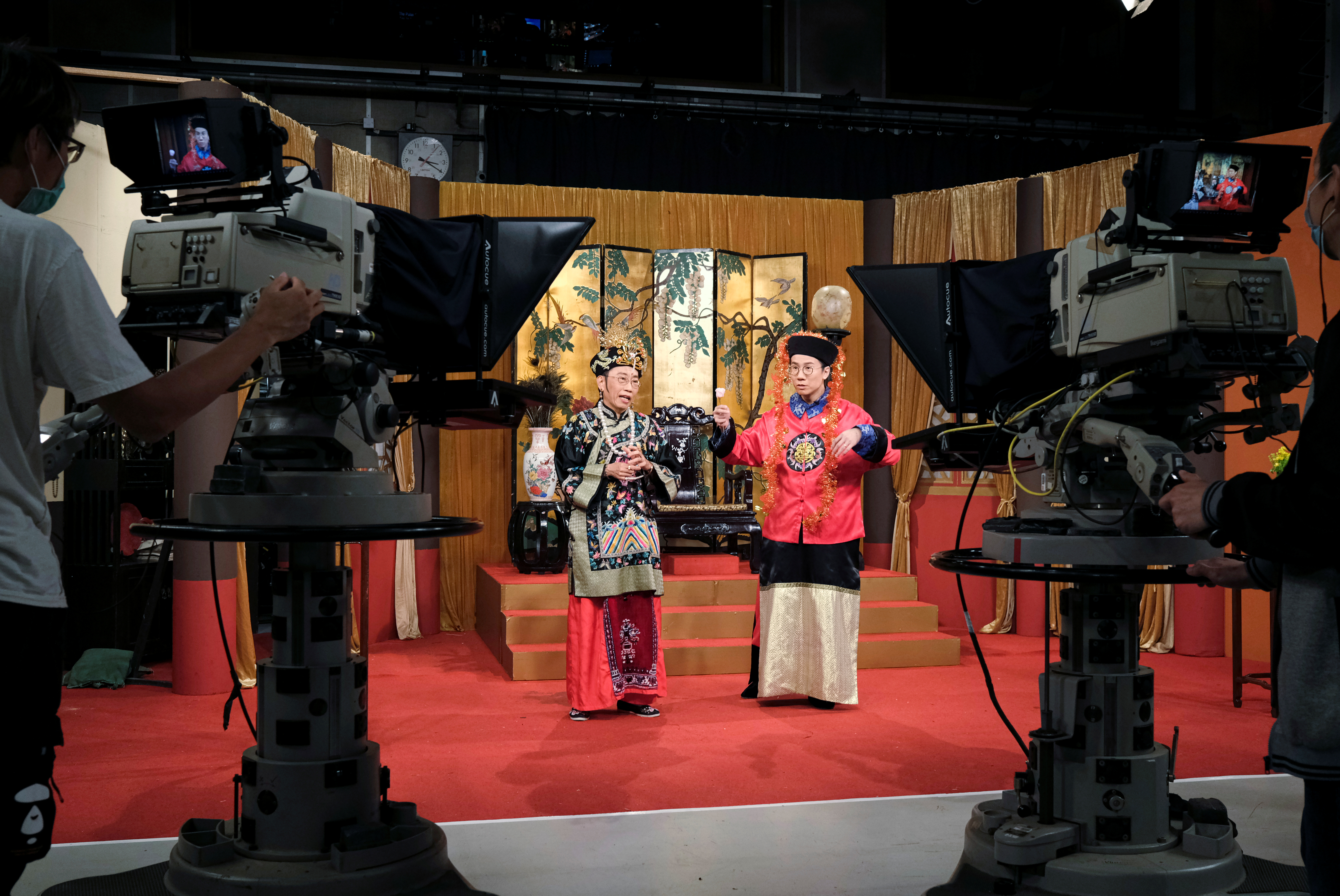 Presentadores del programa de comedia satírica "Headliner" de la Radio Televisión de Hong Kong (RTHK)  (Foto: REUTERS)
