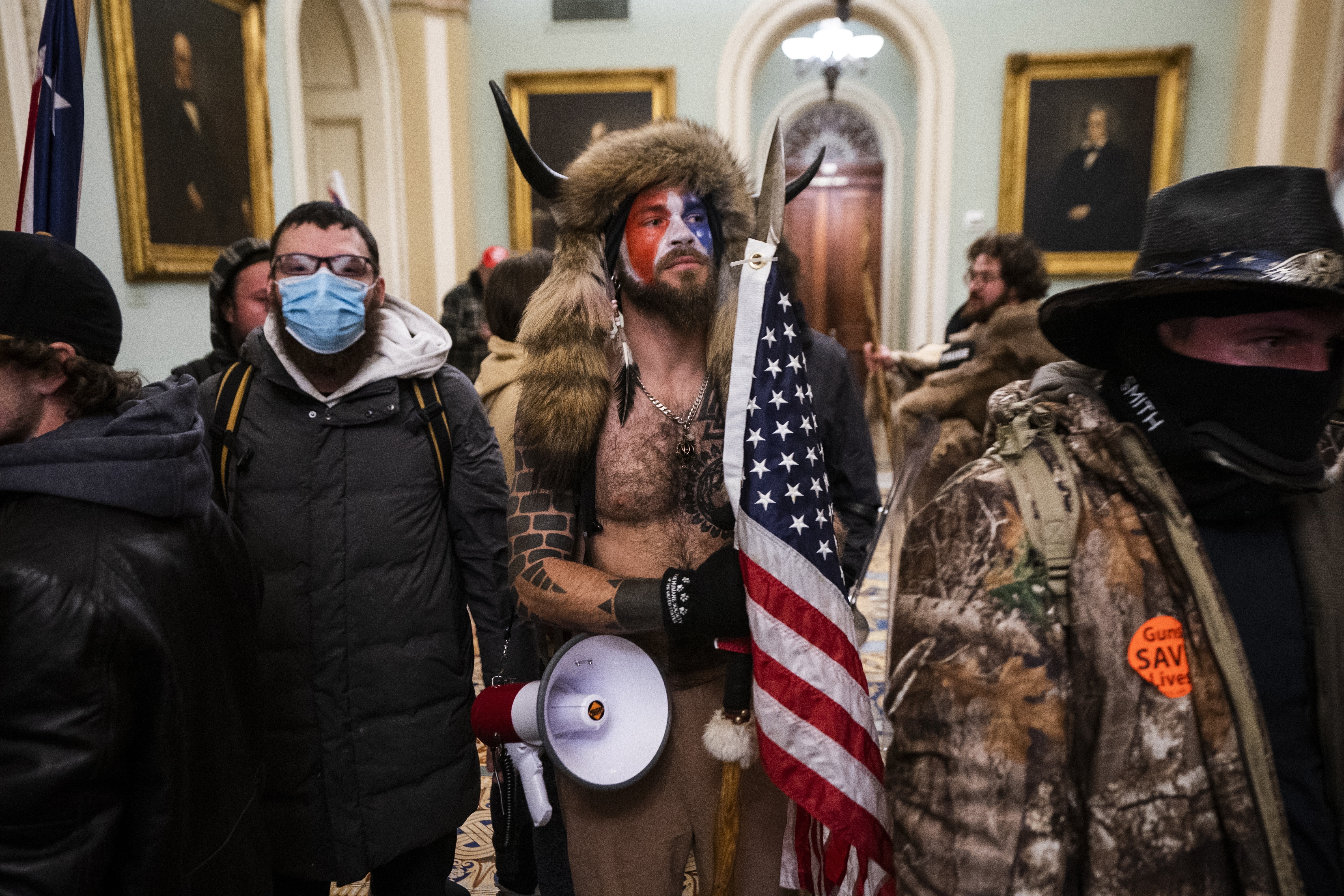 En la imagen, hombre que irrumpió el 6 de enero de 2022 disfrazado de bisonte, con un gorro con cuernos y sin camiseta en el Capitolio en Washington (Foto: EFE)
