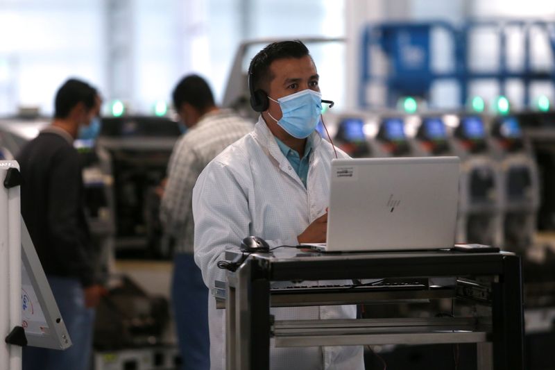 Un empleado trabaja en una computadora en la nueva planta de la empresa alemana Continental, uno de los proveedores automotrices más grandes del mundo, en Aguascalientes (Foto: Reuters)