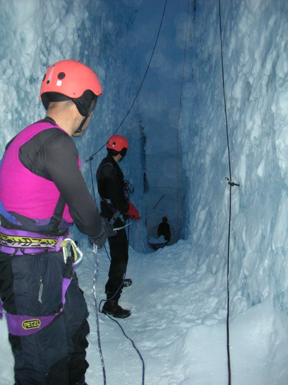 Solo para valientes. En plena exploración del fondo de la grieta, que pueden llegar a tener cientos de metros (Equipo de Rescate)