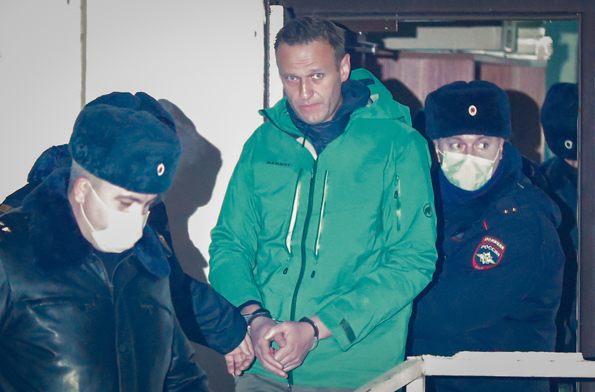 El opositor ruso Alexéi Navalni sale esposado de una comisaría en las afueras de Moscú, el pasado 18 de enero. EFE/ Sergei Ilnitsky/Archivo
