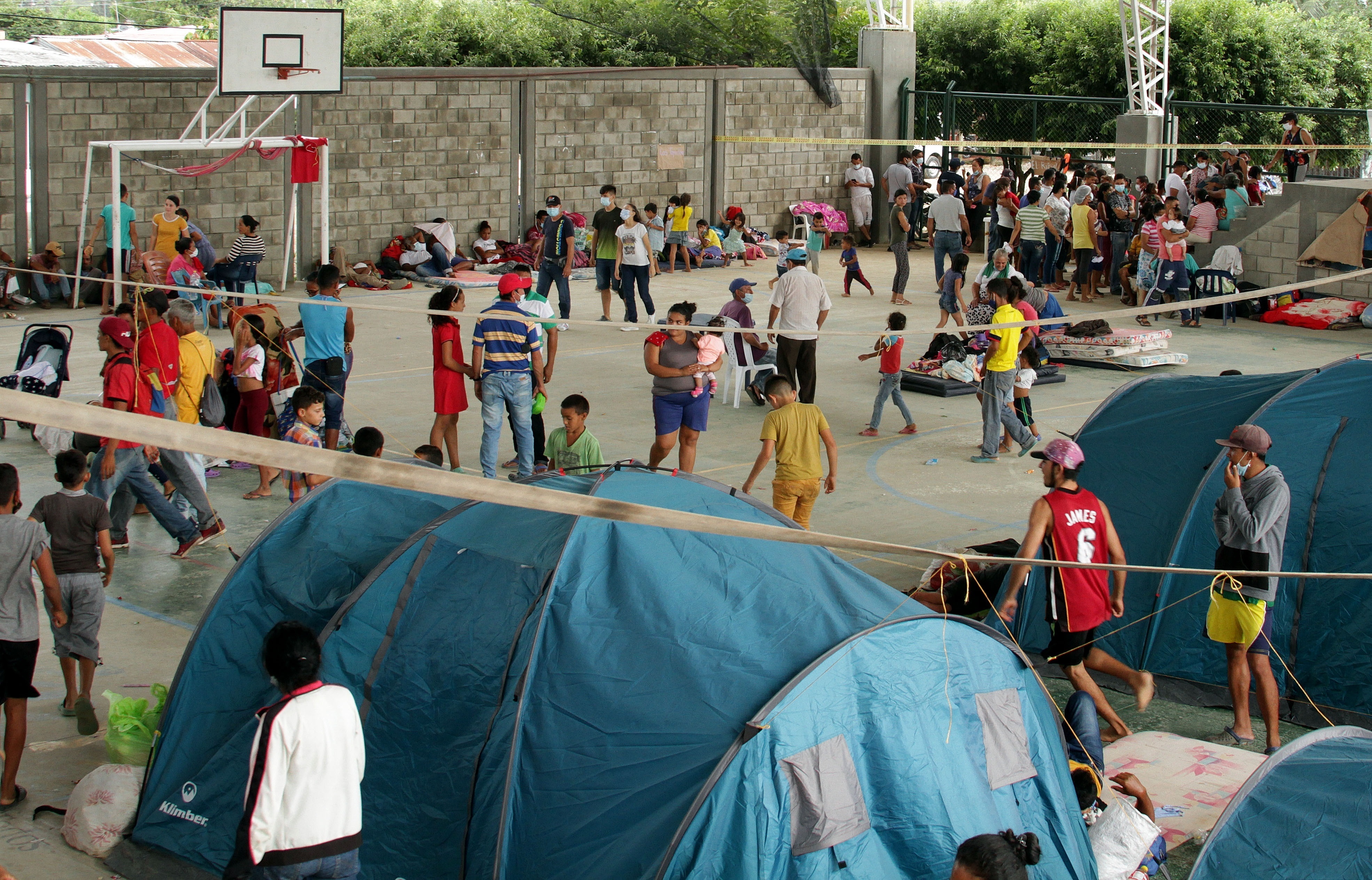 Fotografía de archivo del 24 de marzo de 2021 que muestra a migrantes venezolanos en un centro de integración ciudadana de Arauquita, localidad fronteriza y perteneciente al departamento de Arauca (Colombia). EFE/Jebrail Mosquera Contreras/Archivo
