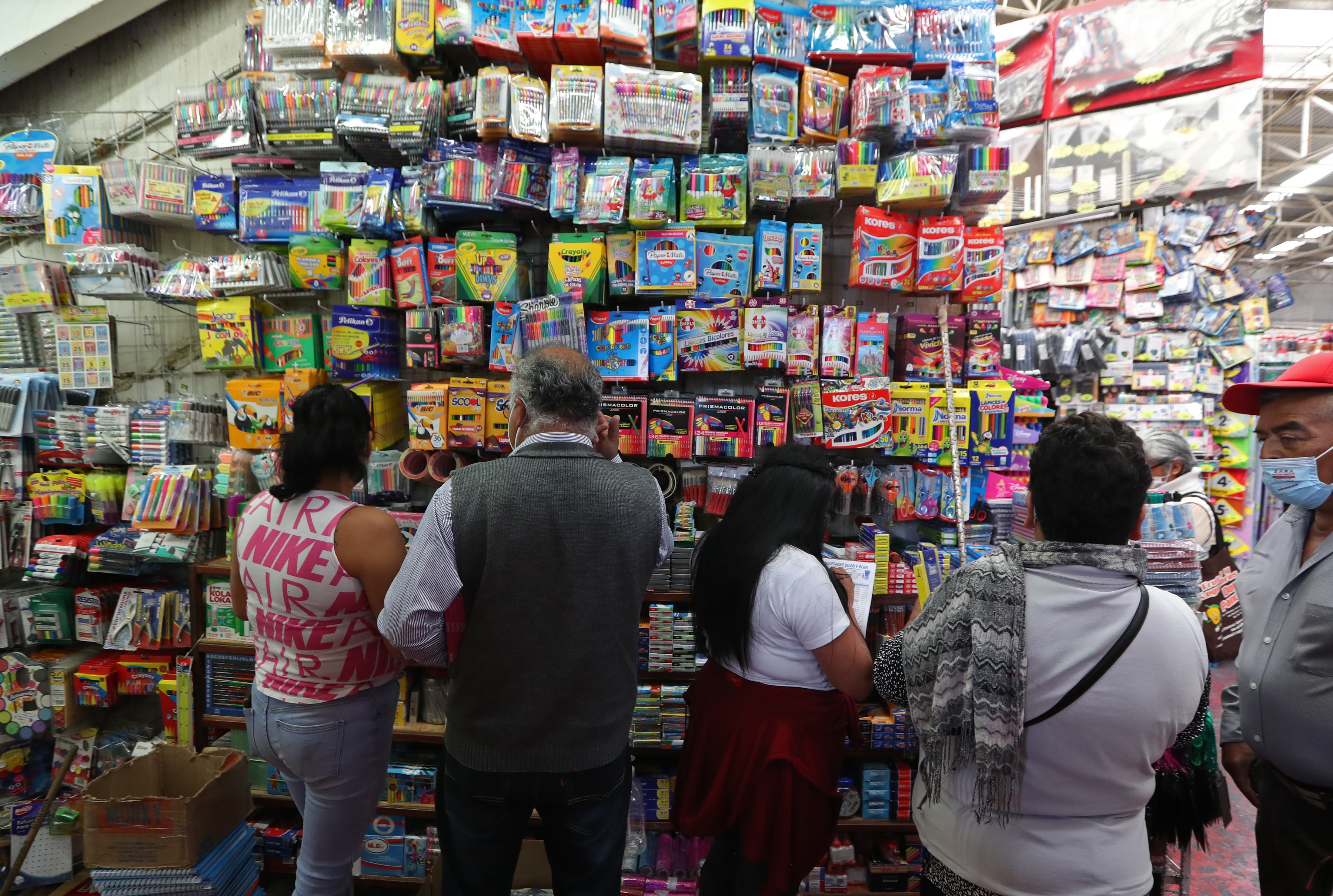 Mexicanos se adelantaron con los útiles escolares y ventas minoristas crecieron 4% en junio