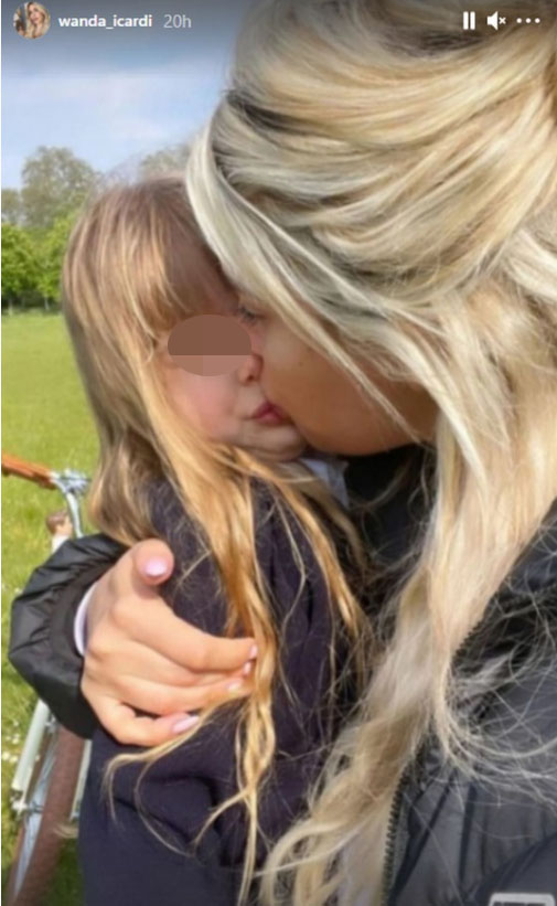 Polémica Con La Foto De Wanda Nara Besando A Su Hija En La Boca La Opinión De Los Especialistas