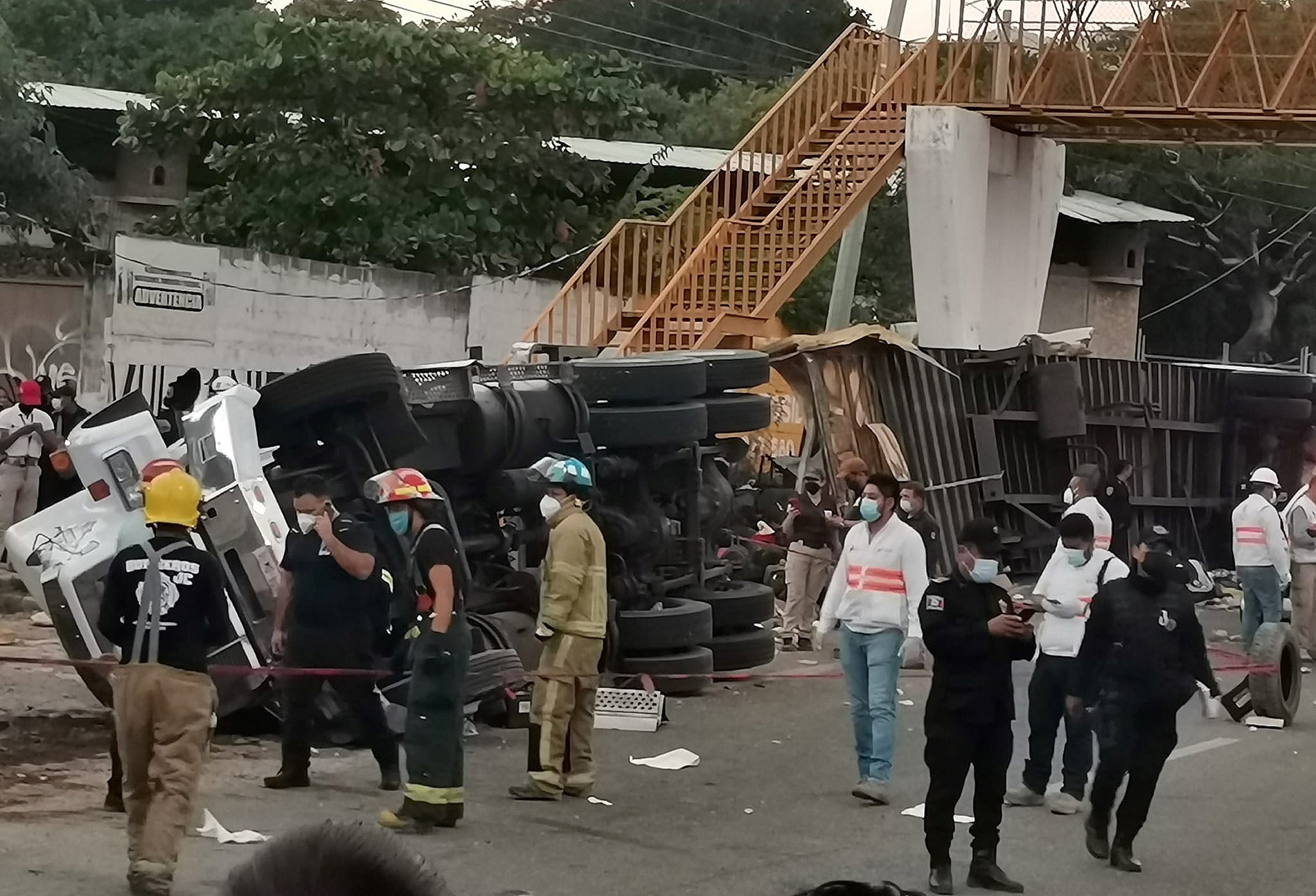 Fotografía fechada el 9 de diciembre de 2021. Rescatistas y autoridades trabajan en la zona del accidente de un camión donde viajaban migrantes, en el municipio Chiapa de Corzo, estado de Chiapas (México). EFE/Carlos López
