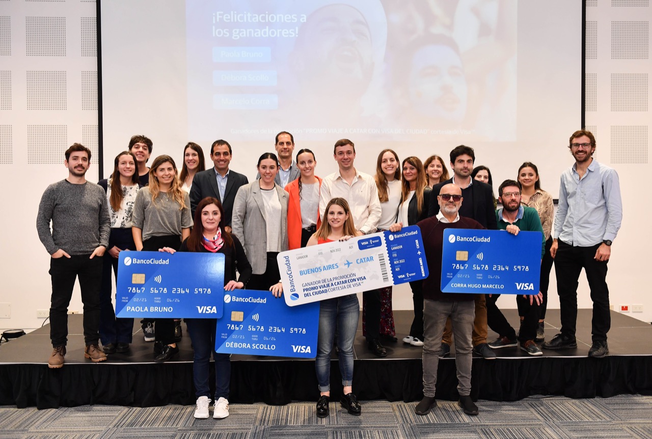 Los tres ganadores con sus premios
