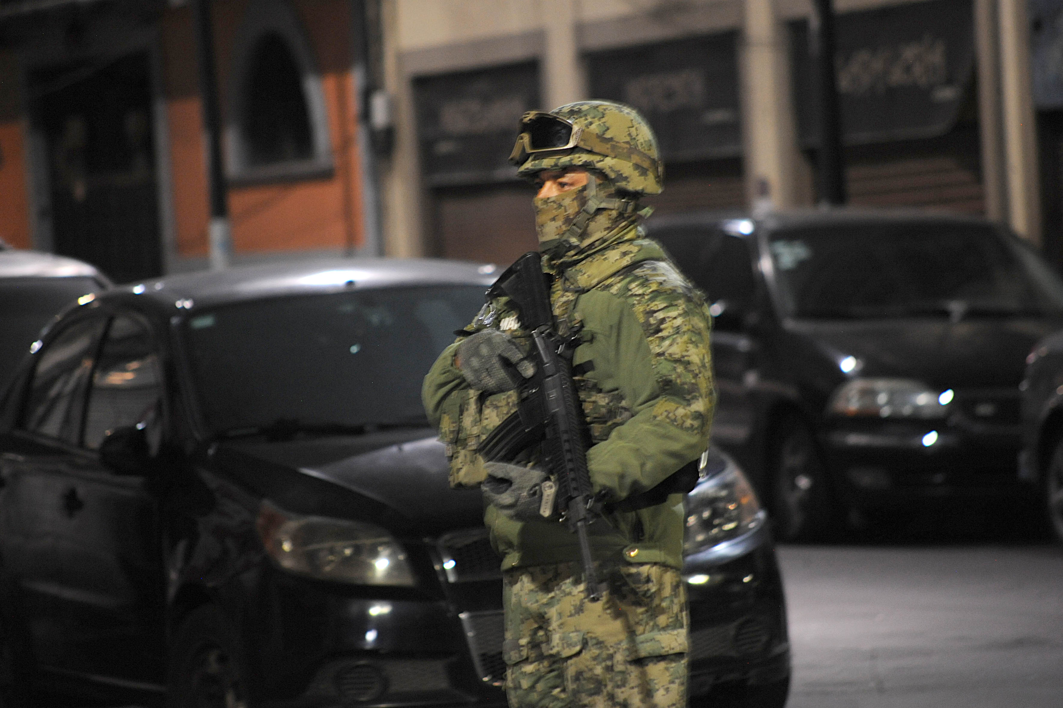 Personal de la Marina realizó un operativo en Tepito, en busca de lideres de La Unión De Tepito, drogas y armas. (FOTO: LUIS CARBAYO /CUARTOSCURO)