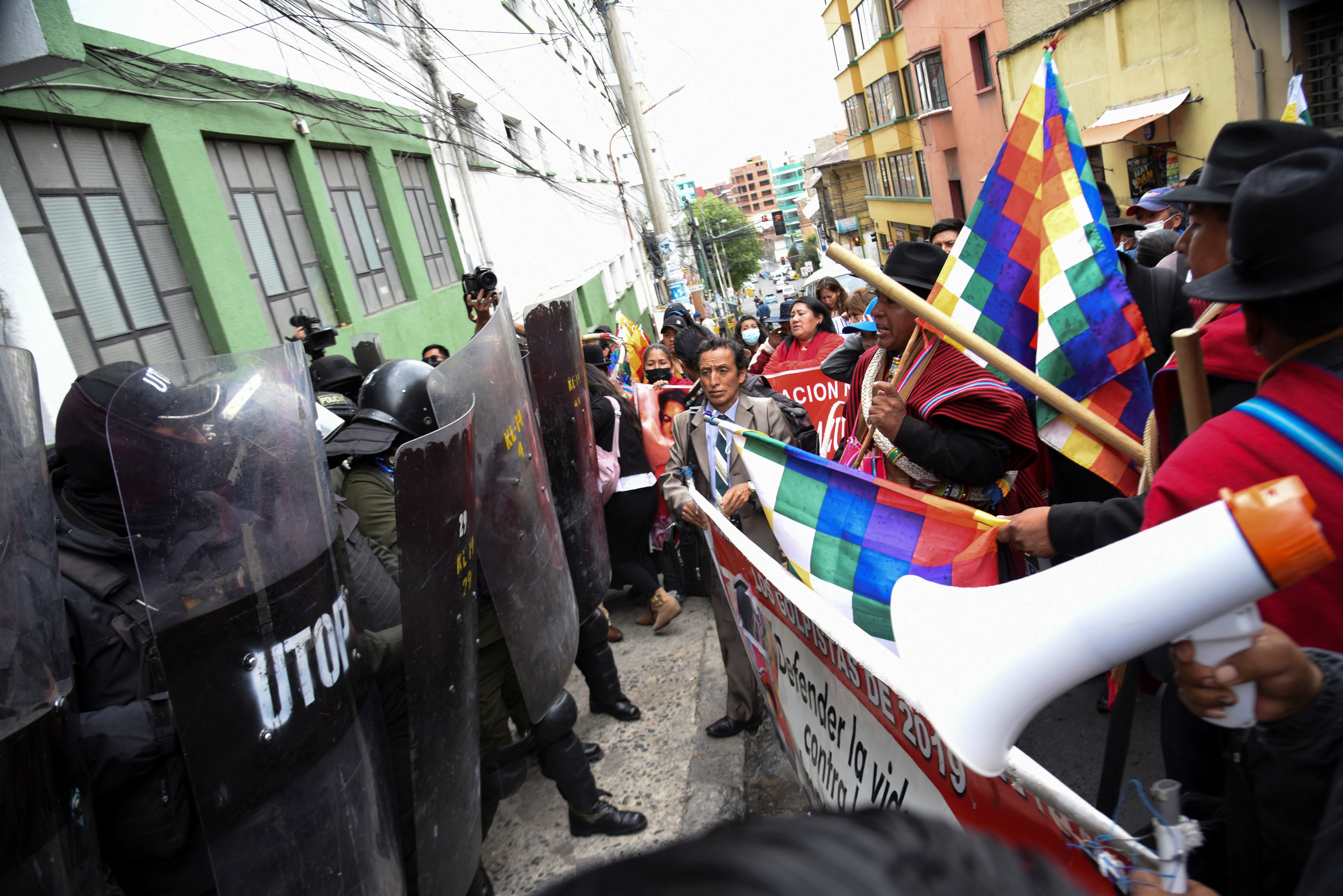 La gente asiste a una protesta para exigir el encarcelamiento del gobernador opositor de Santa Cruz, Luis Fernando Camacho, quien fue arrestado por la policía de Bolivia el miércoles, frente a la oficina del fiscal estatal en La Paz, Bolivia, el 29 de diciembre de 2022. REUTERS/Claudia Morales