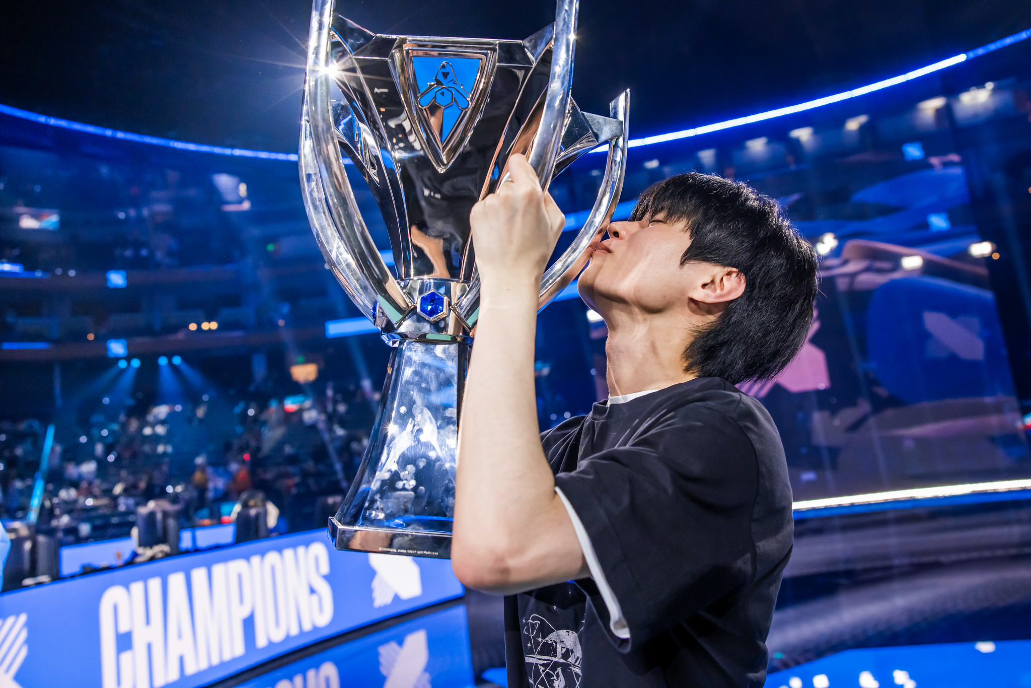 SAN FRANCISCO, CALIFORNIA - NOVEMBER 05: Kim "Deft" Hyuk-kyu of DRX poses with the Summoners Cup in hand after victory at the League of Legends World Championship Finals on November 5, 2022 in San Francisco, CA. (Photo by Colin Young-Wolff/Riot Games)