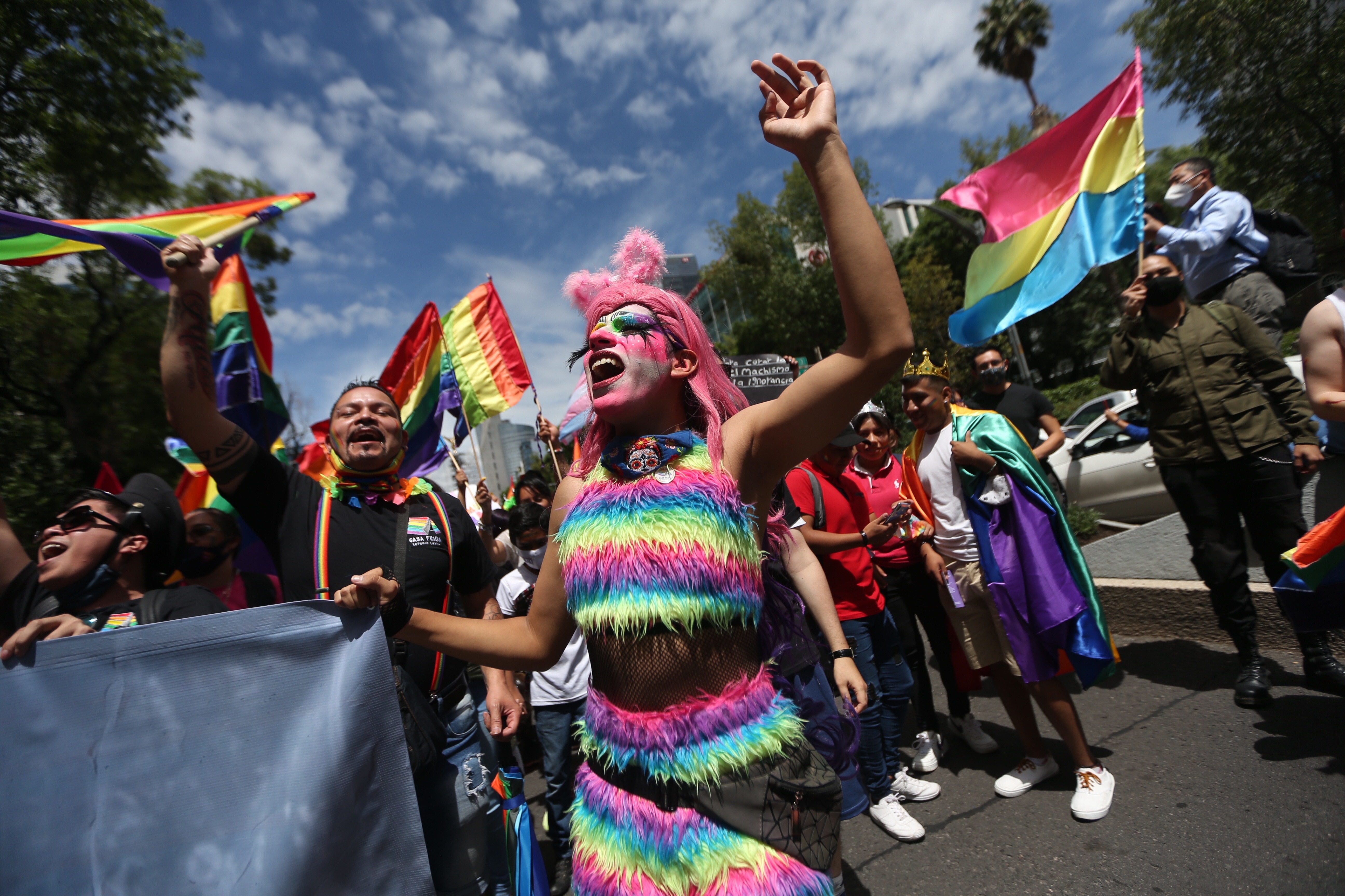 Personas participan hoy sábado, durante la edición XLIII de la marcha LGBT+, por las principales avenidas en Ciudad de México (México). EFE/Sáshenka Gutiérrez
