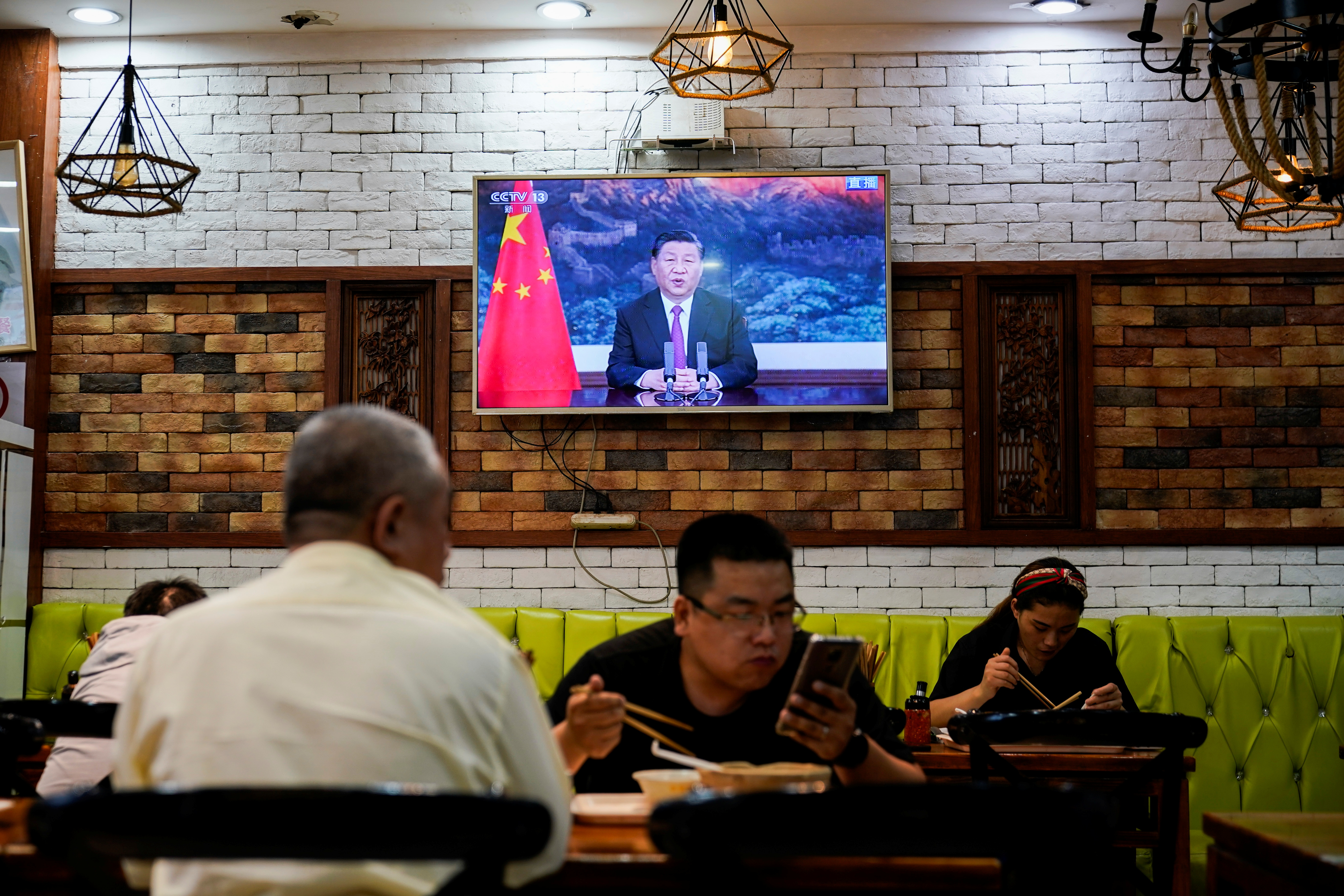 El presidente chino Xi Jinping es visto en una pantalla de televisión en un restaurante de Shanghái (Foto: REUTERS)