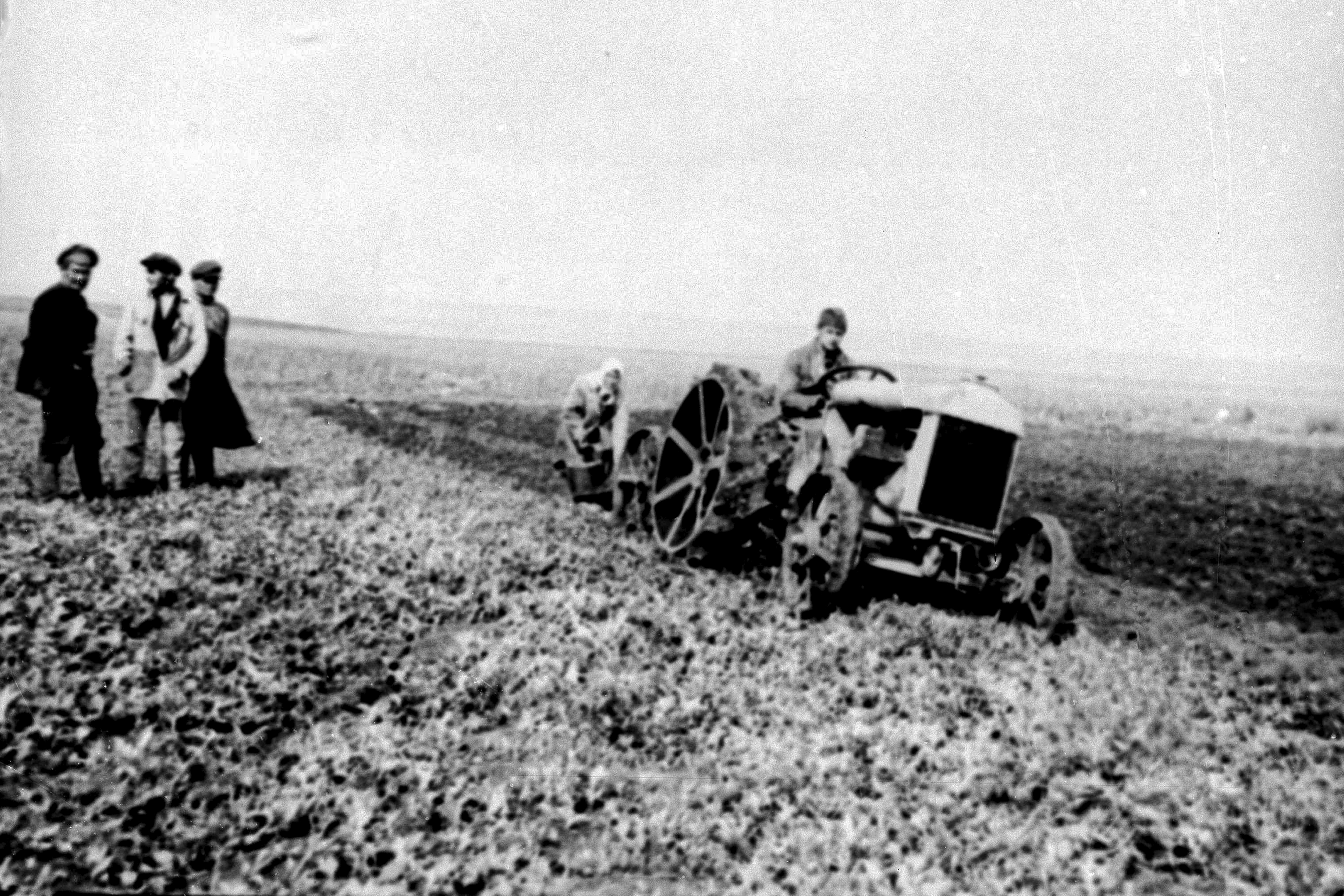 ARCHIVO - Se utiliza un tractor en el distrito agrícola de Rusia, 1923. Stalin implementó la colectivización, en la que las propiedades privadas se incorporaron a las granjas estatales y colectivas.
