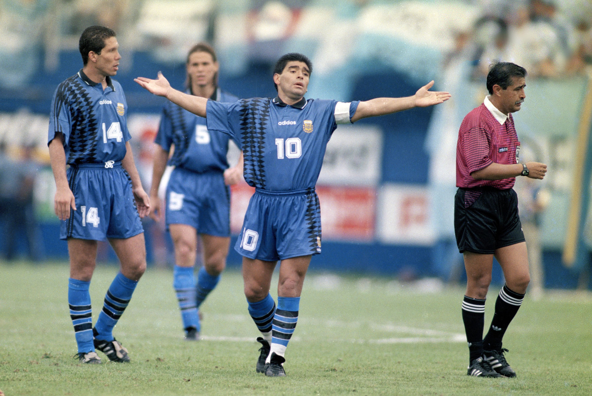 Maradona, Simeone y Redondo. (Photo by Simon Bruty Allsport/Getty Images/Hulton Archive)