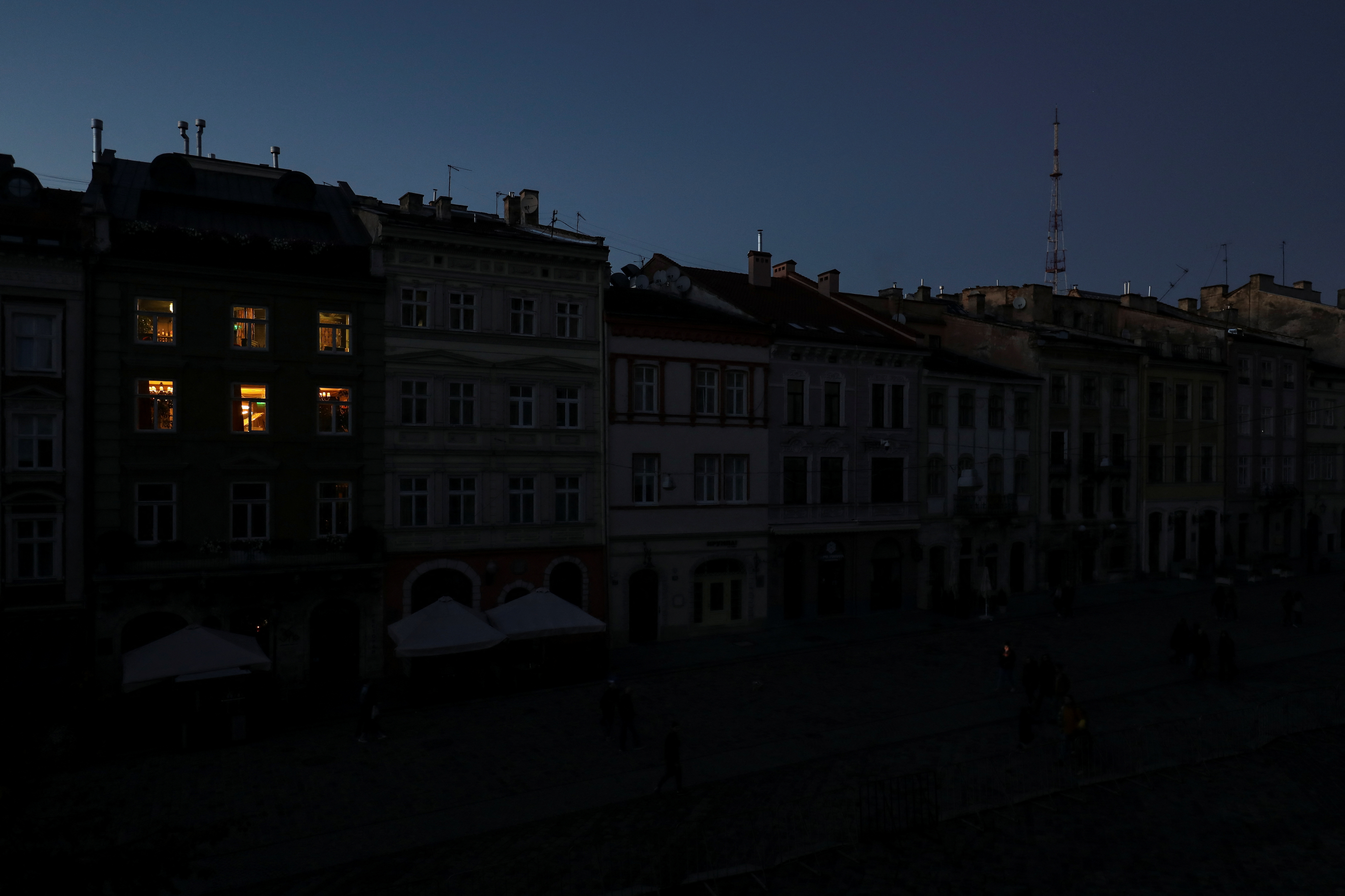 La ciudad de Lviv se quedó sin electricidad tras el ataque ruso (REUTERS/Roman Baluk)
