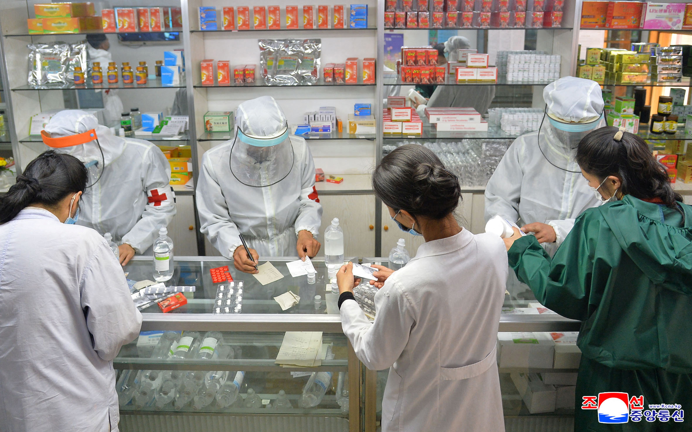 Médicos del ejército realizan labores de distribución de medicamentos en medio de la pandemia de COVID-19 en Pyongyang (Reuters)