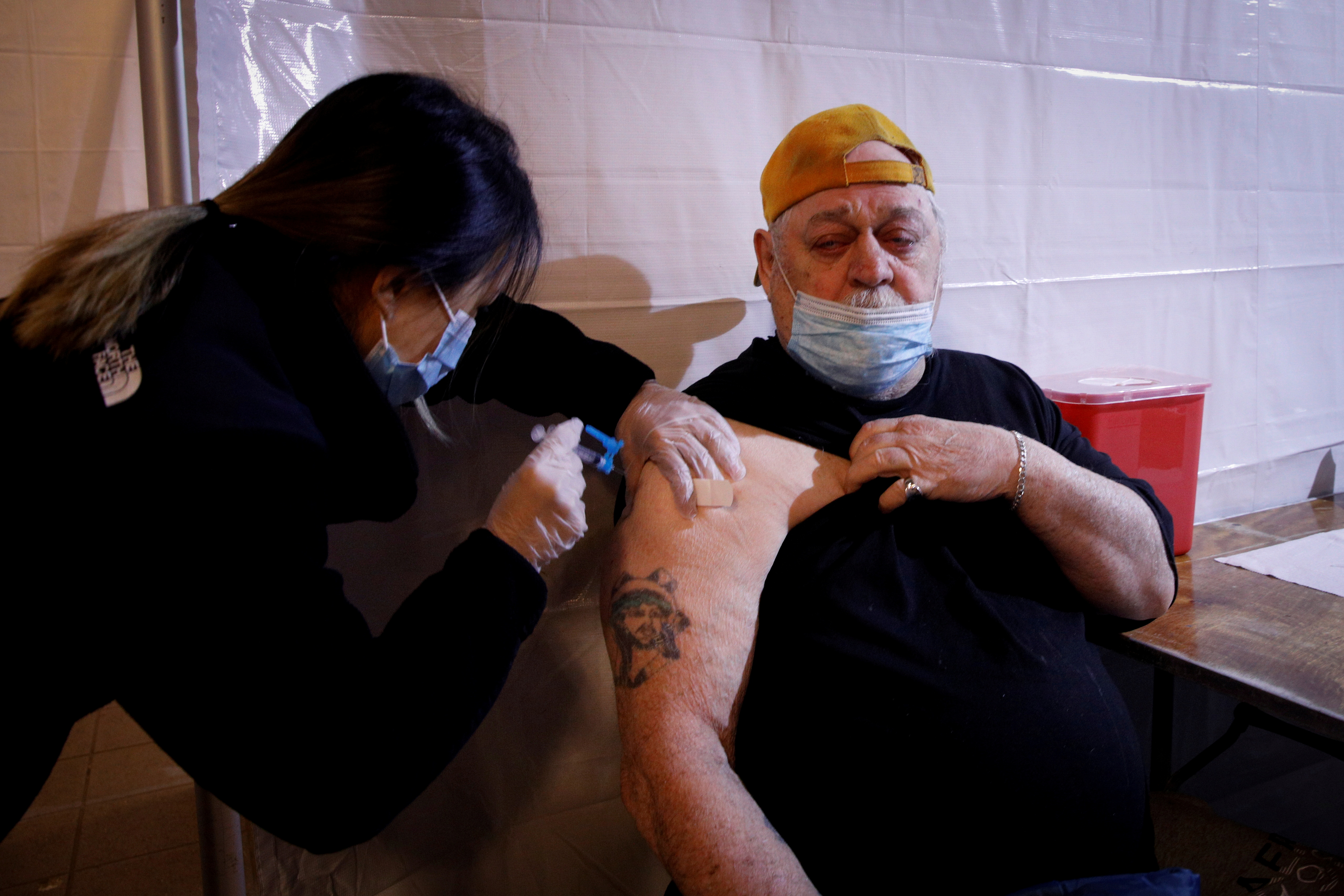 En los Estados Unidos, ya se vacunó con dos dosis al 56,4% de la población desde los 12 años en adelante (REUTERS/Brendan McDermid/File Photo)