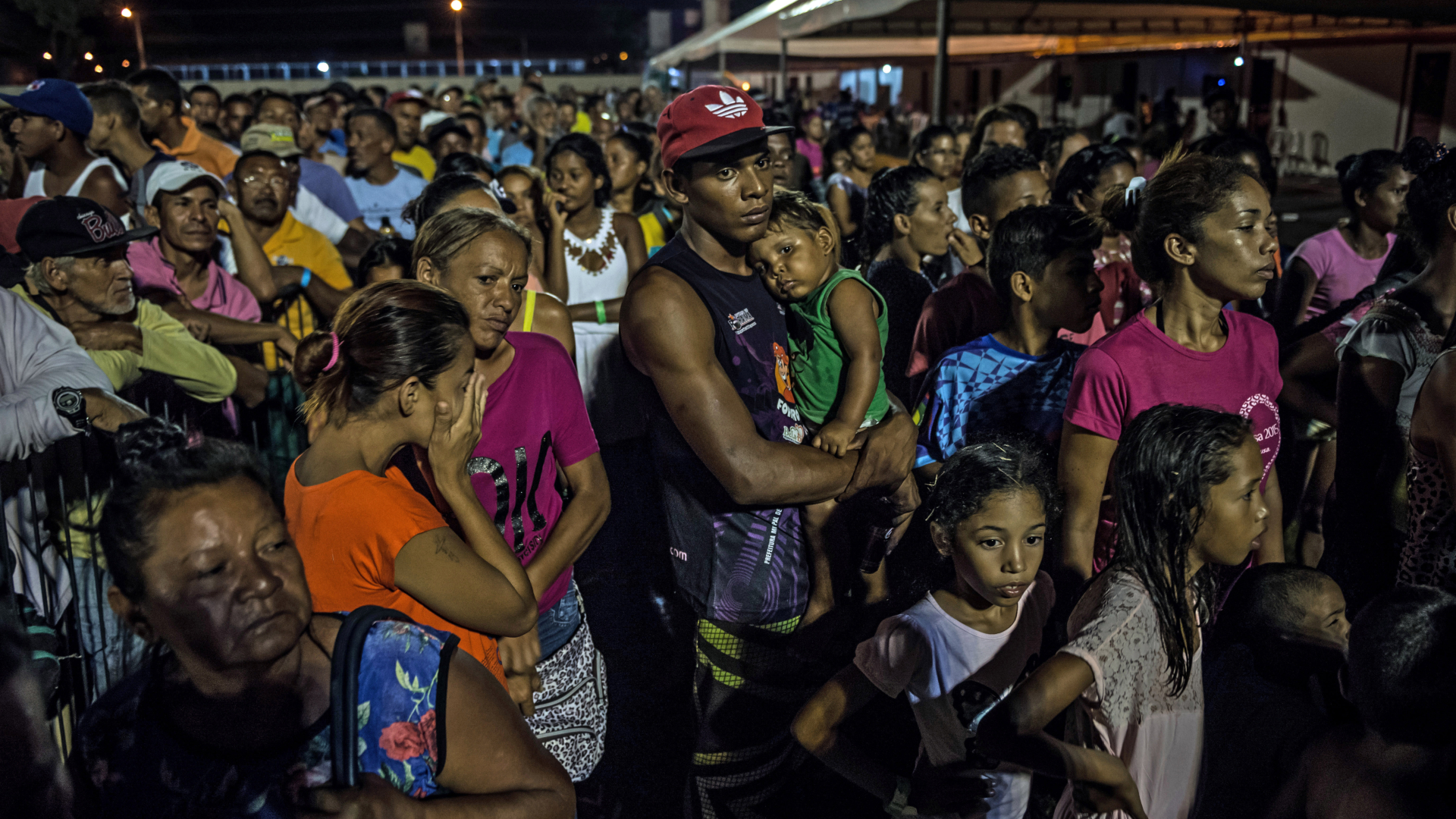 Migrantes venezolanos en Boa Vista, Brasil, esperando para recibir comida. (Meridith Kohut/The New York Times)