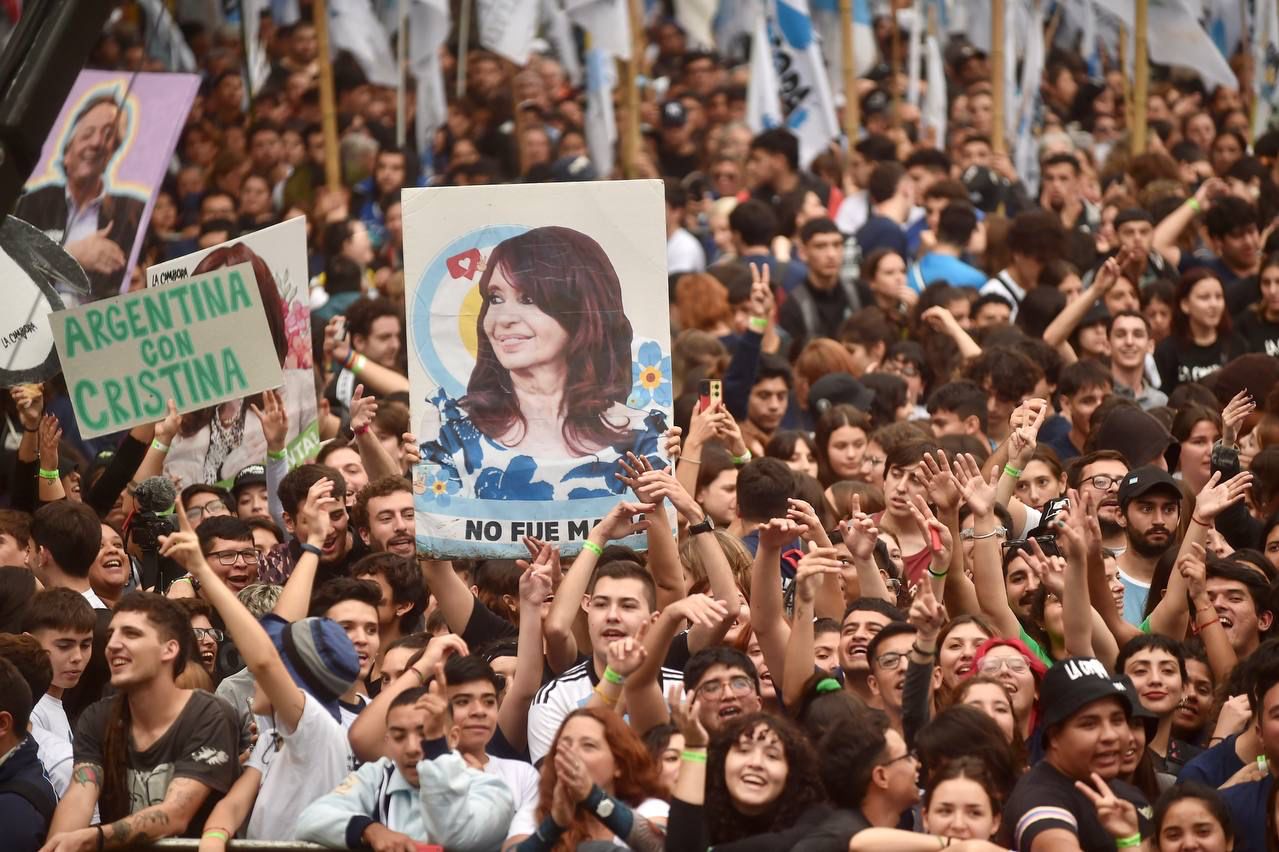 La imagen de Cristina Kirchner en la multitud agolpada en Plaza de Mayo