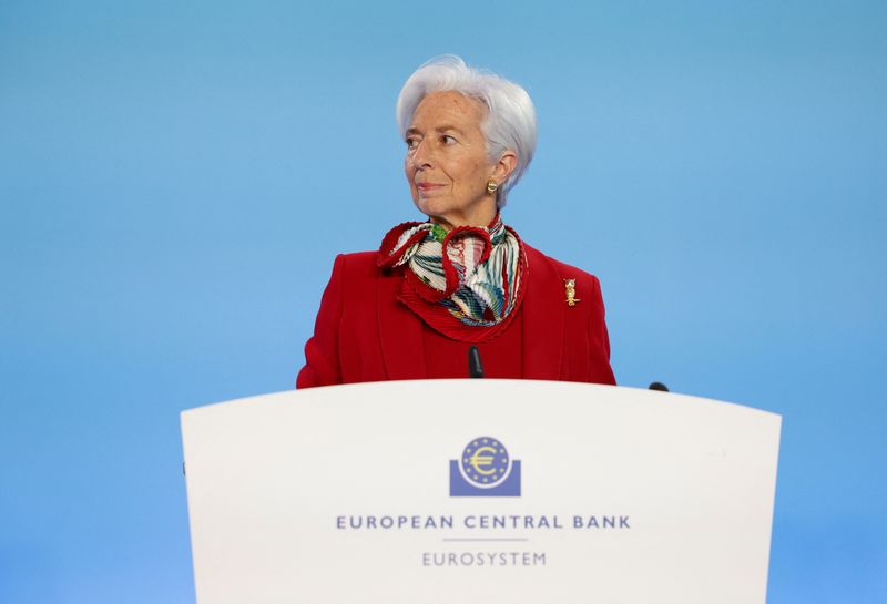 La presidenta del Banco Central Europeo (BCE), Christine Lagarde, asiste a una rueda de prensa tras la reunión de política monetaria del BCE en Fráncfort, Alemania, el 16 de marzo de 2023. REUTERS/Heiko Becker/Archivo