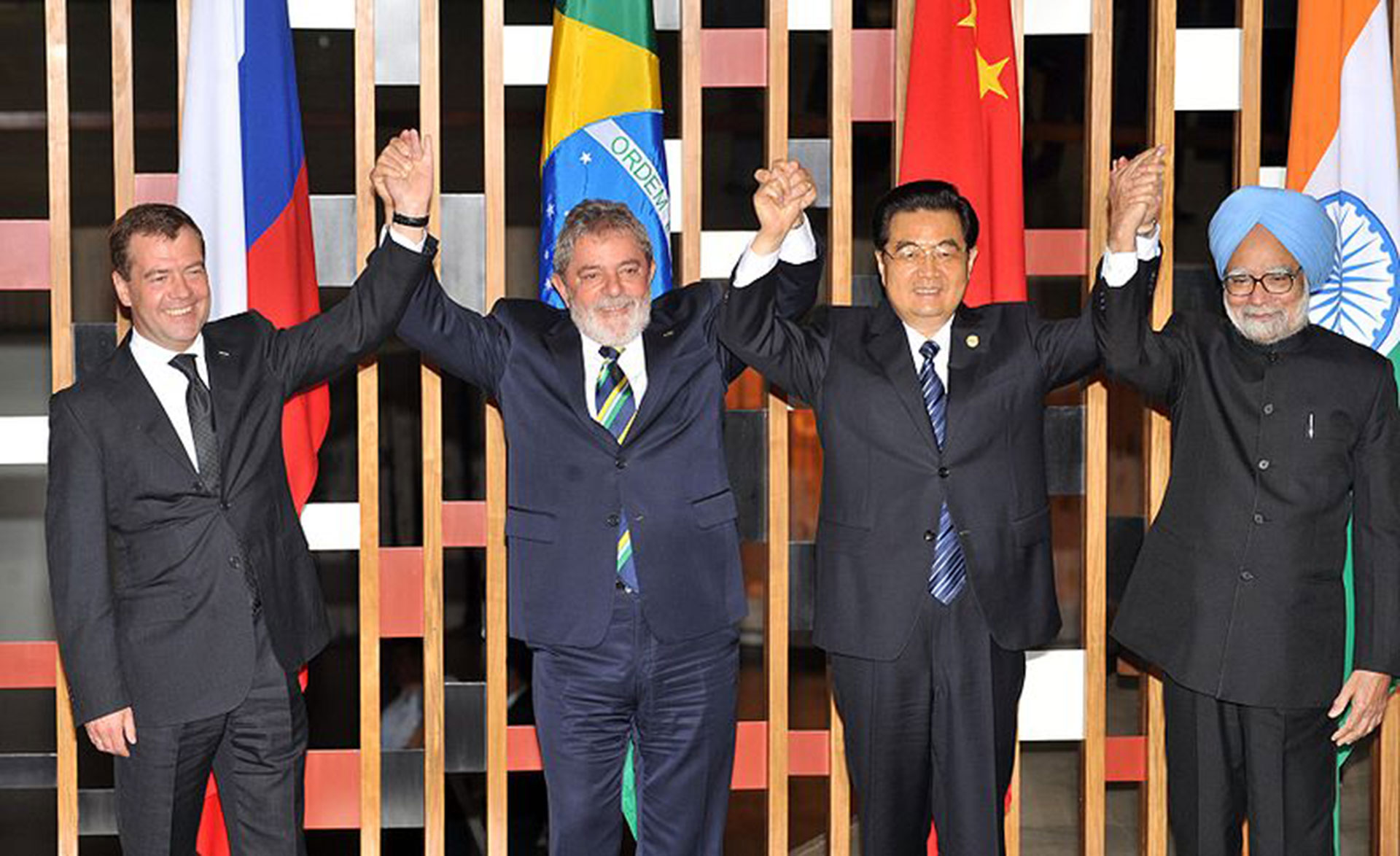El presidente ruso Dmitri Medvedev, el presidente Lula da Silva, el presidente chino Hu Jintao y el primer ministro indio Manmohan Singh posan para la foto oficial durante la II Cumbre de Jefes de Estado y de Gobierno del BRIC, en 2010 (José Cruz/ABr)