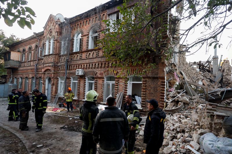 Rescatistas cerca de un edificio muy dañado por un ataque de misiles rusos en Mikoláiv  (REUTERS/Valentyn Ogirenko)