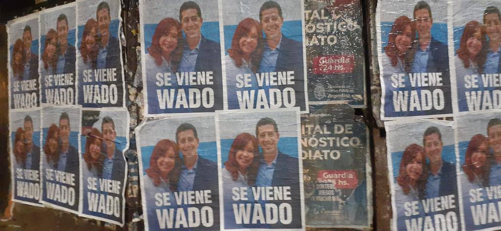 The De Pedro posters that appeared on public roads after Cristina Kirchner's act 