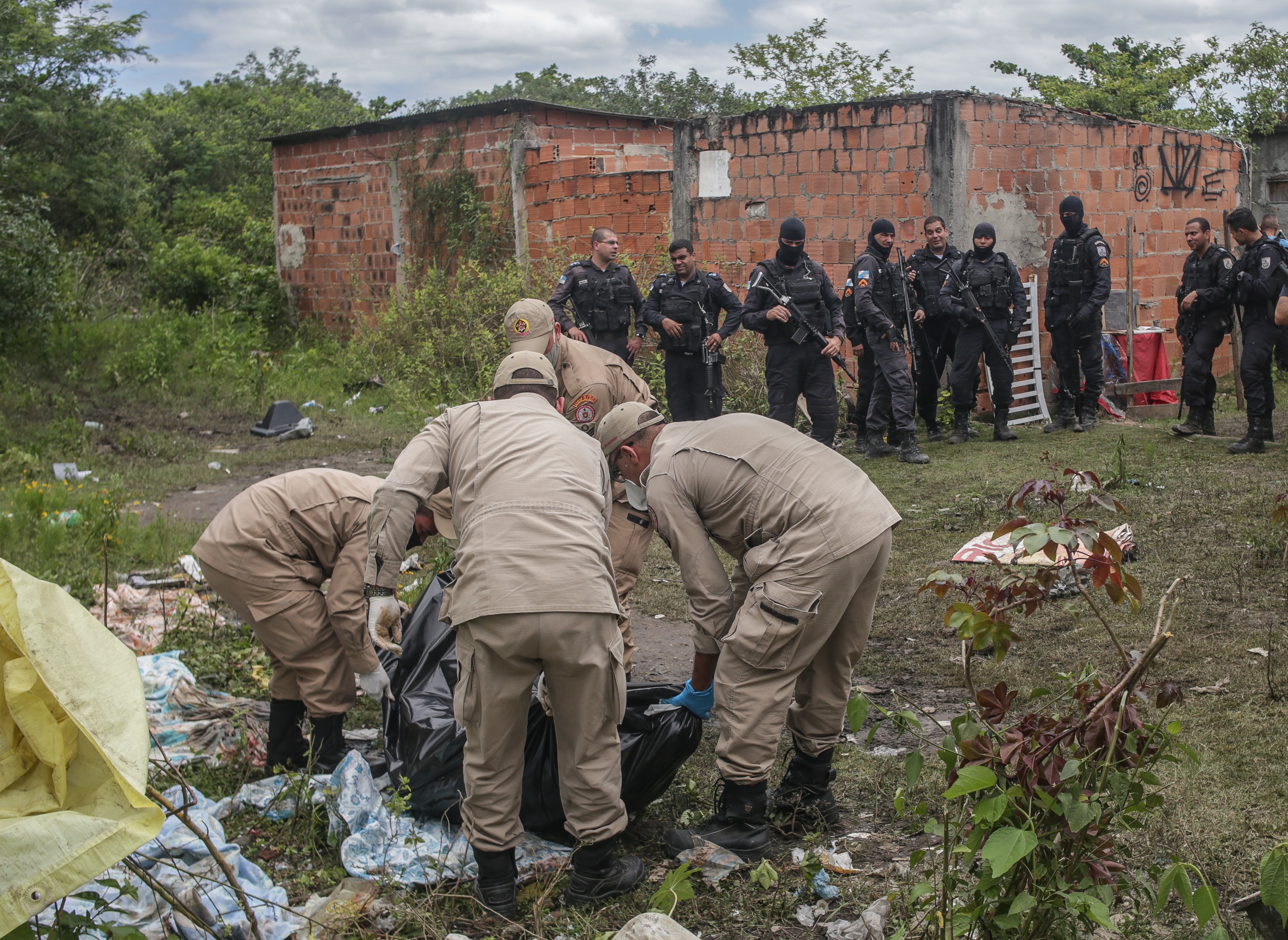Bomberos, peritos y policías acompañan el levantamiento de los cuerpos encontrados en la comunidad Salgueiro (Foto: EFE)
