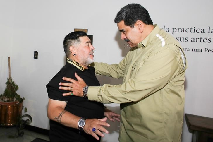 Foto del martes del presidente de Venezuela, Nicolas Maduro, saludando a Diego Maradona en Caracas.
Ene 21, 2020. palacio de Miraflores Palace/via REUTERS 
ATENCIÓN EDITORES, ESTA IMAGEN FUE PROVISTA POR UNA TERCERA PARTE