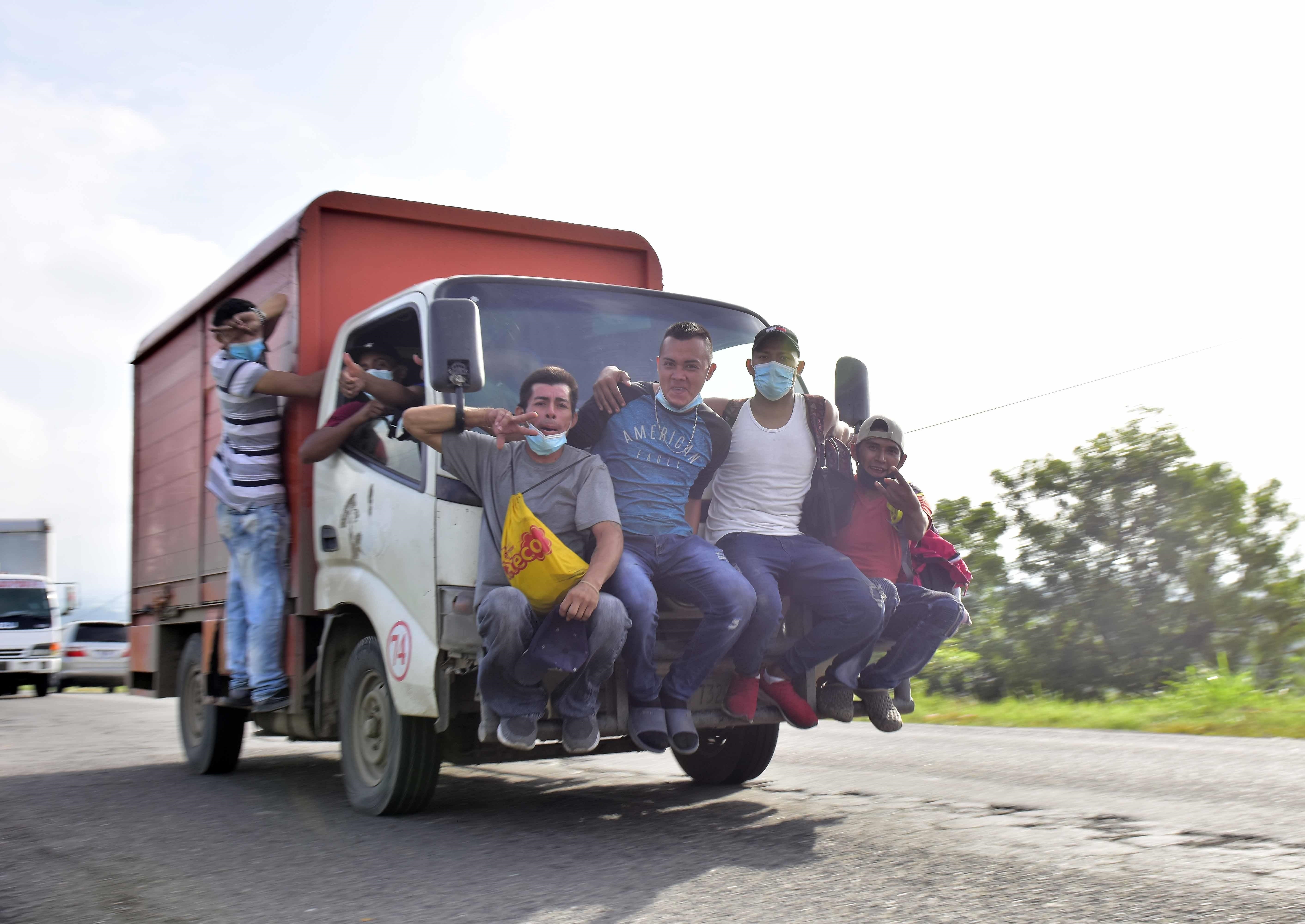 La caravana hondure a avanza hacia la frontera con Guatemala