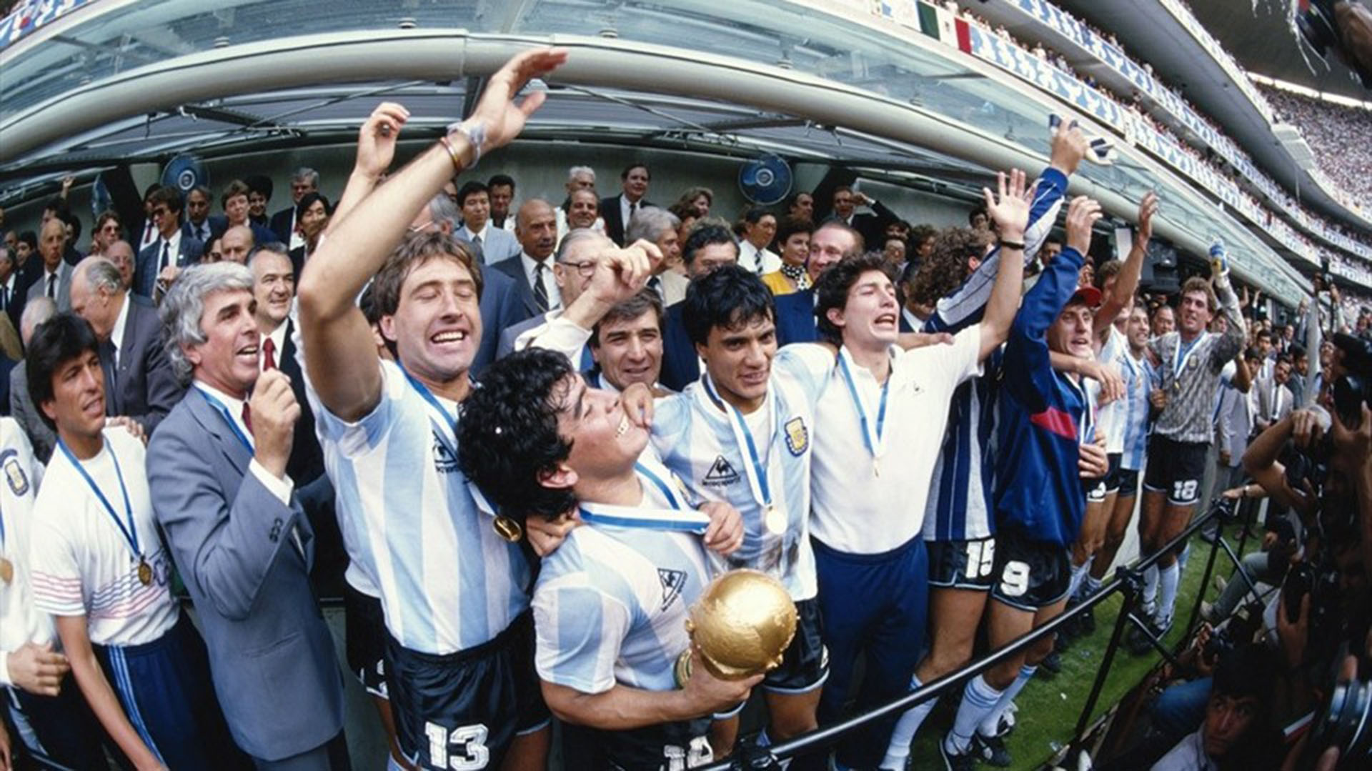 Viaje al vestuario campeón de Argentina en México 86: un desmayo, los dardos de Ruggeri a los “panqueques” y el gesto procaz de Grondona