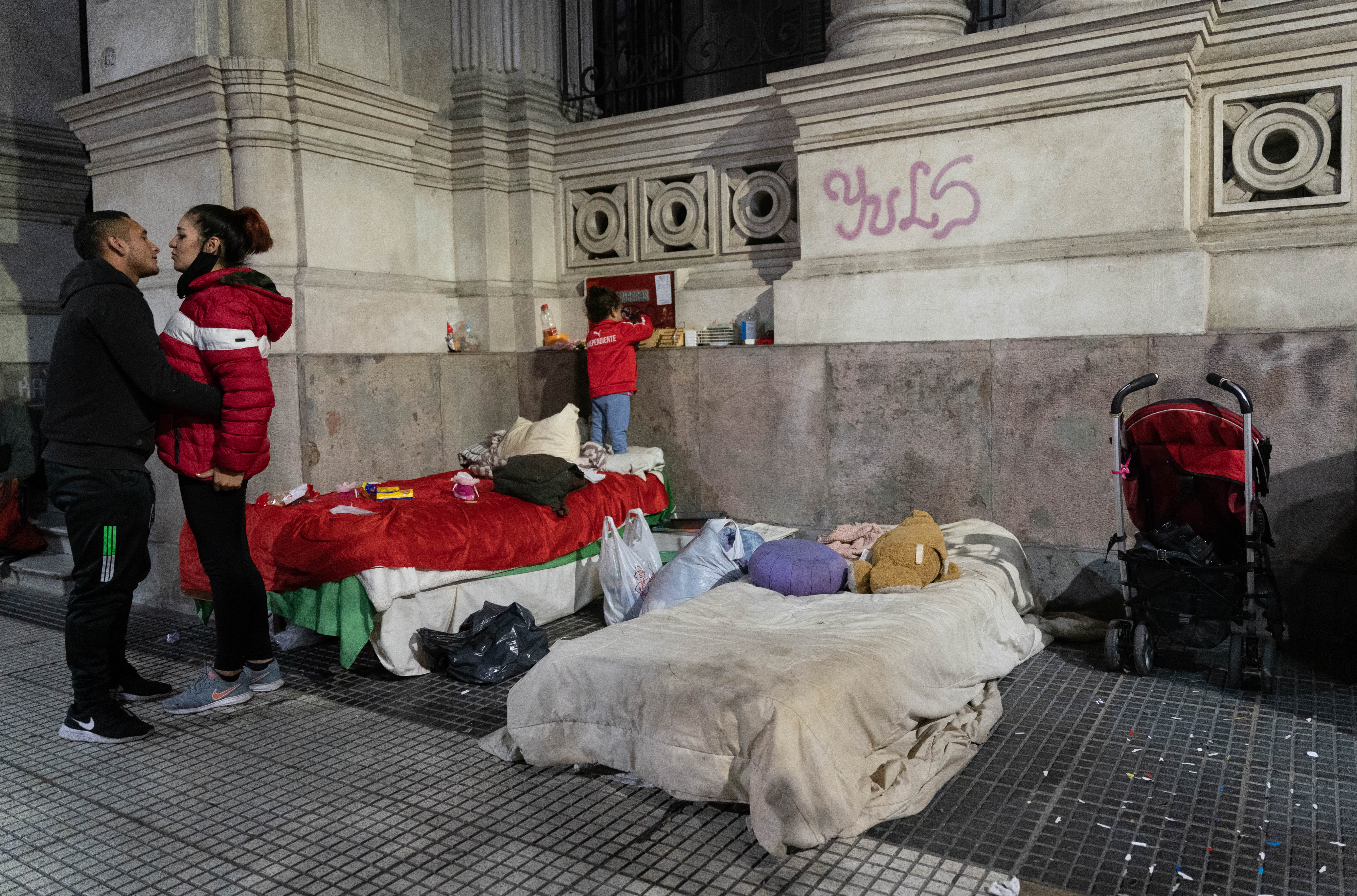 El sostenido aumento de la situación de pobreza de la población es un reflejo de la decadencia ya estructural de la economía argentina (Franco Fafasuli)