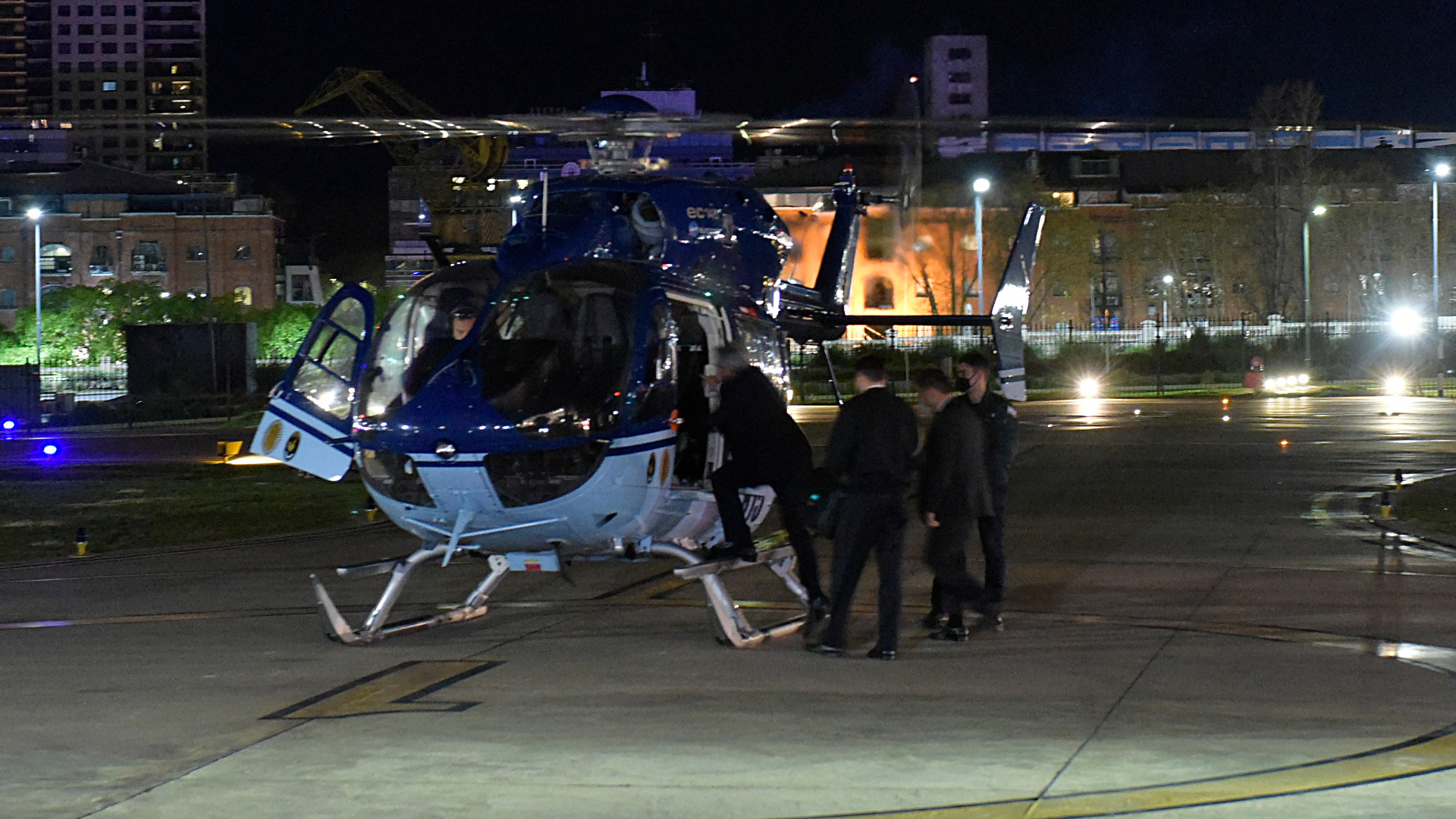 Semanas atrás, el Presidente subiendo a una aeronaves de la Dirección General de Aviación Federal, dependiente de la Policía Federal Argentina (Gustavo Gavotti)