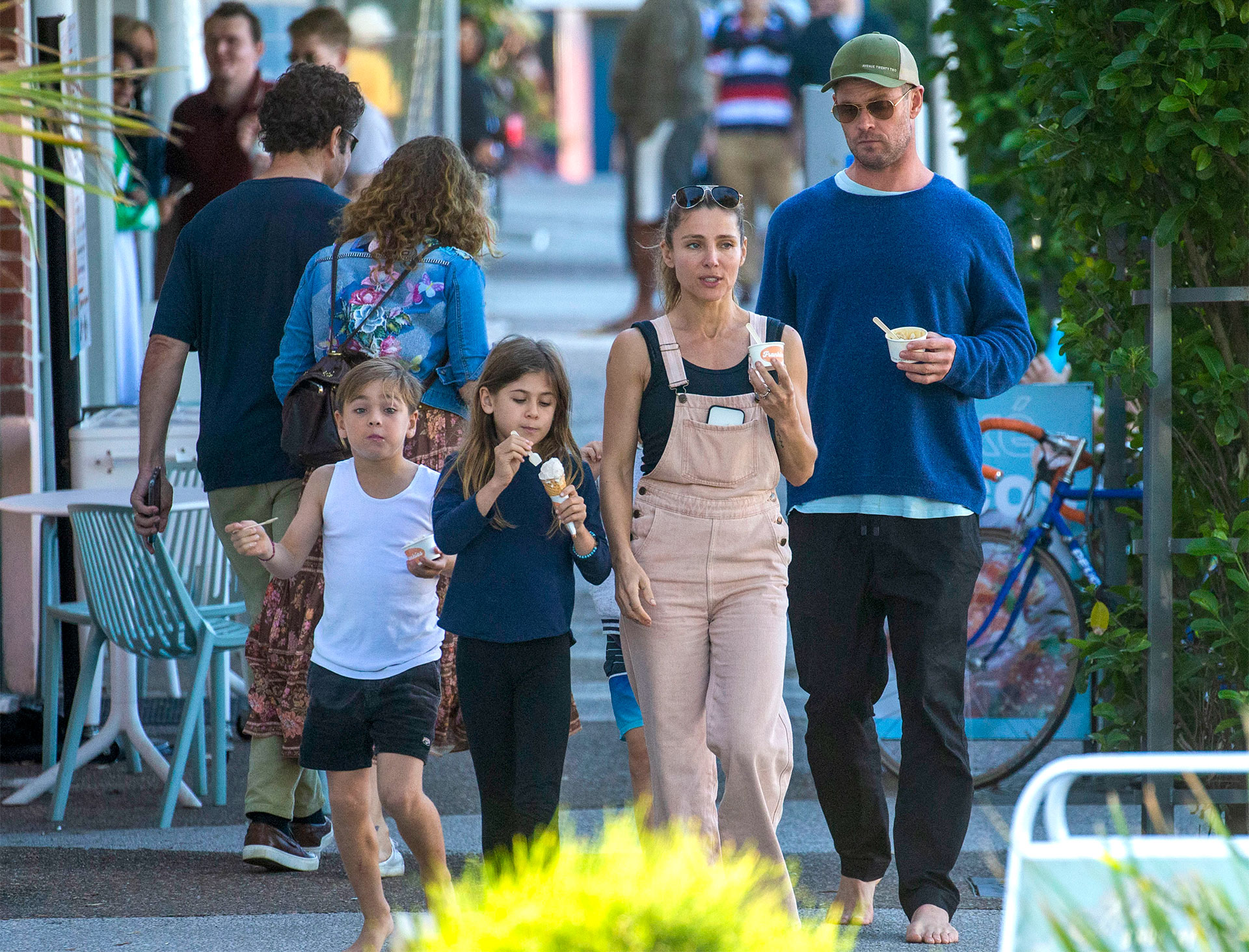 Día en familia. Elsa Pataky y Chris Hemsworth salieron a pasear y disfrutaron de un momento al aire libre junto a sus hijos. Se detuvieron a comprar helado y siguieron su marcha por Byron Bay, Australia. Más temprano, él había estado surfeando con su hijo