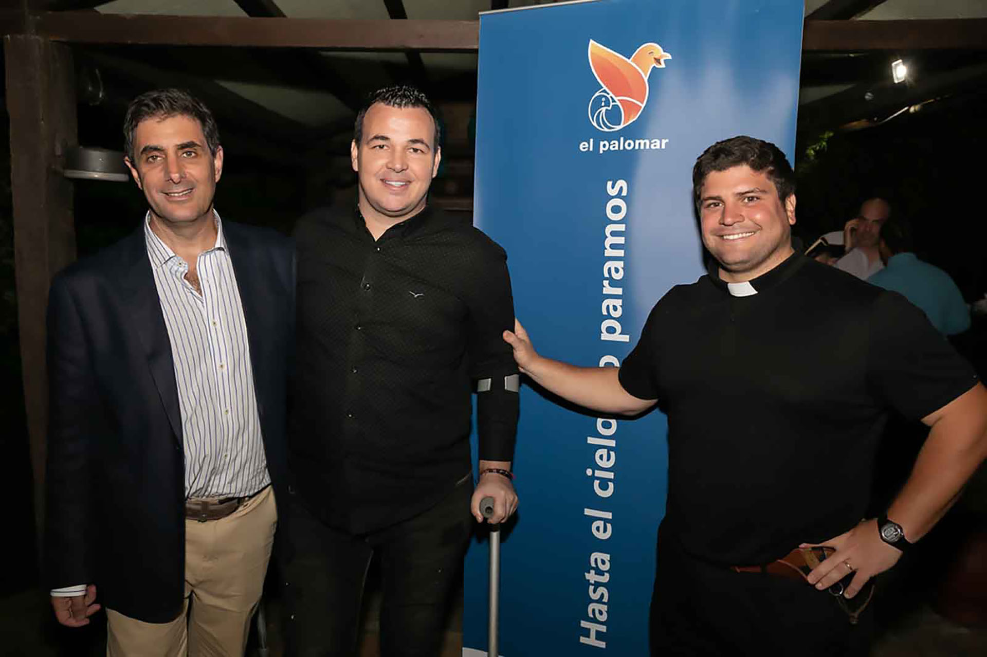 Gustavo junto a los dos padrinos de la Fundación El Palomar: el exfutbolista Alexis "Pulpo" Viera y el padre Juan Andrés "Gordo" Verde