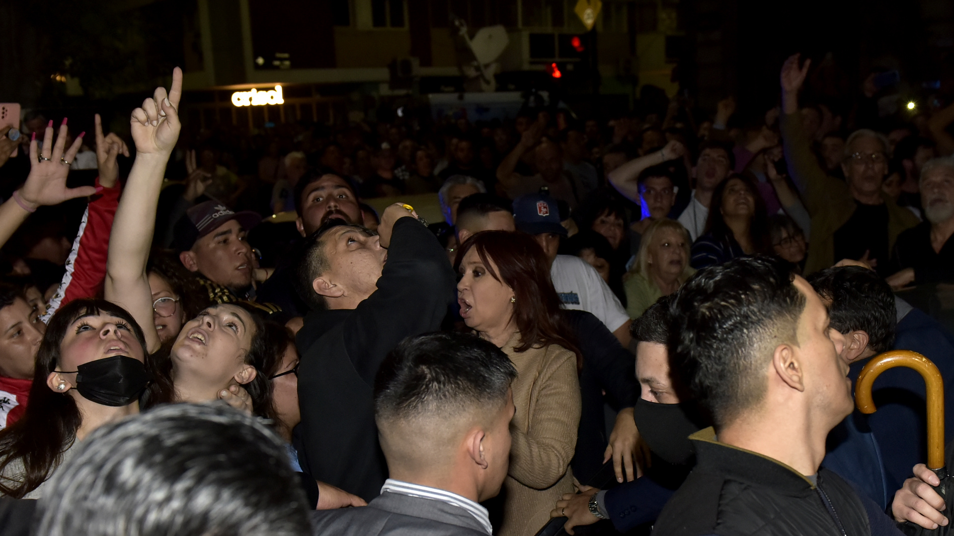 Cristina Kirchner al llegar anoche a su departamento del barrio porteño de Recoleta. (Foto Gustavo Gavotti)