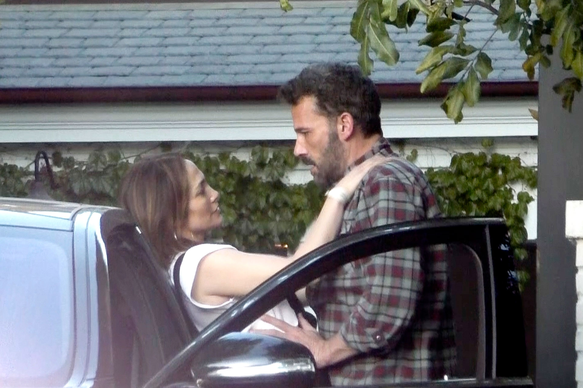 Pareja romántica. Jennifer Lopez y Ben Affleck fueron fotografiados cuando se despedían en la casa del actor y la artista regresaba a su casa. Él la acompañó hasta su auto y se dieron un apasionado beso
