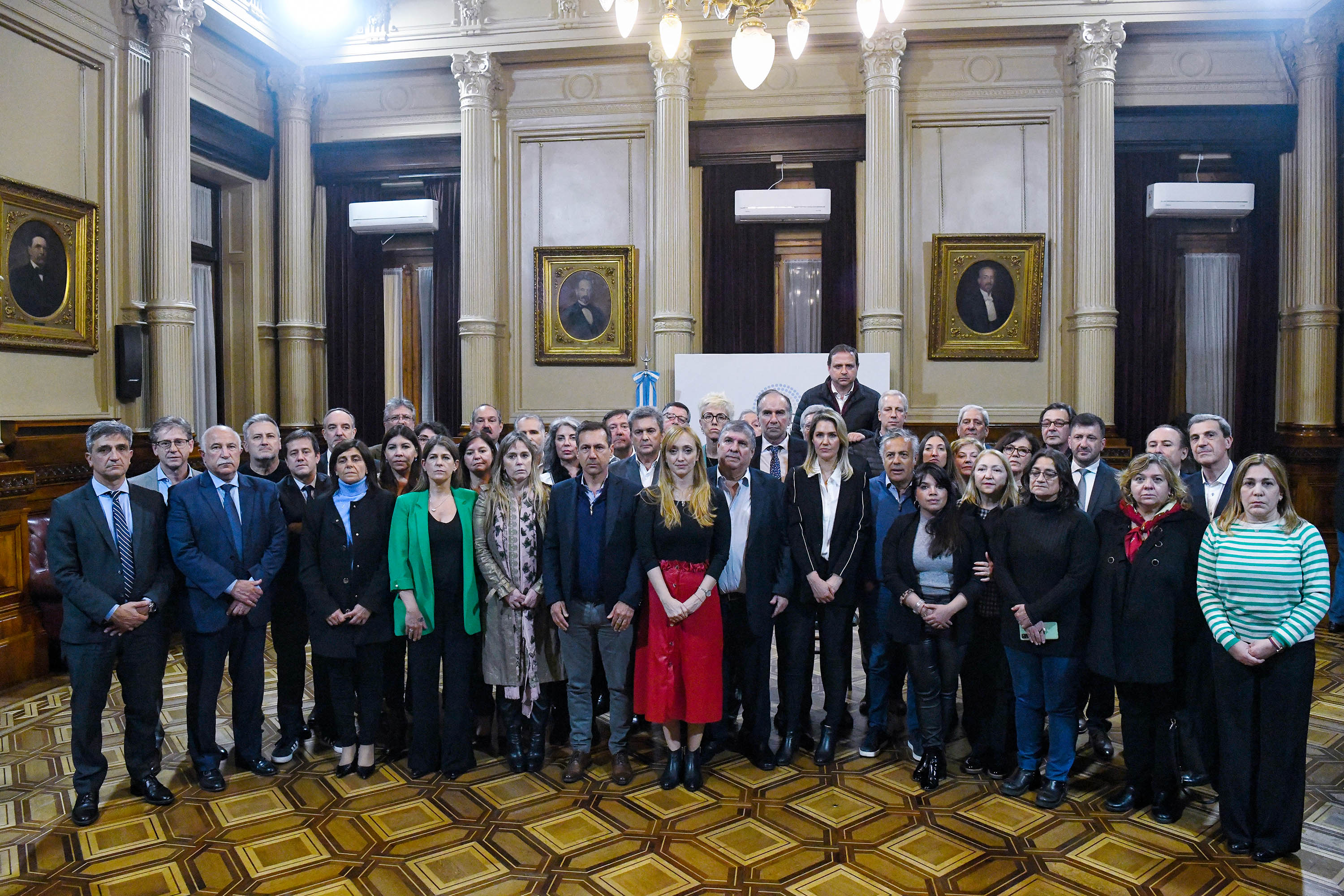 Los senadores de la oposición y el oficialismo se sacaron una foto en conjunto para repudiar el ataque a Cristina Kirchner 