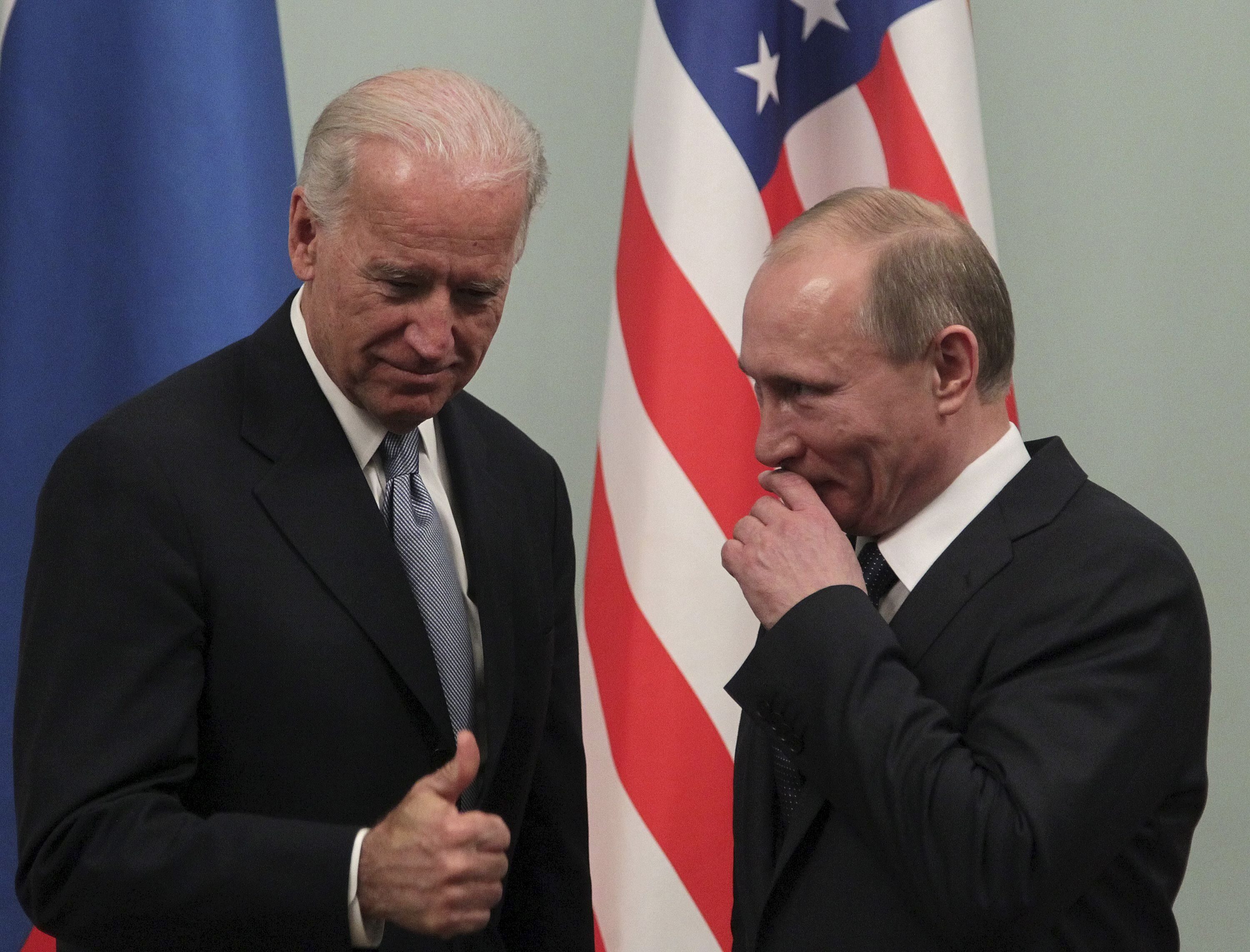 El entonces vicepresidente estadounidense, Joe Biden (i), y el, entonces, primer ministro ruso, Vladimir Putin, durante un encuentro en Moscú en 2011.EFE/MAXIM SHIPENKOV/Archivo
