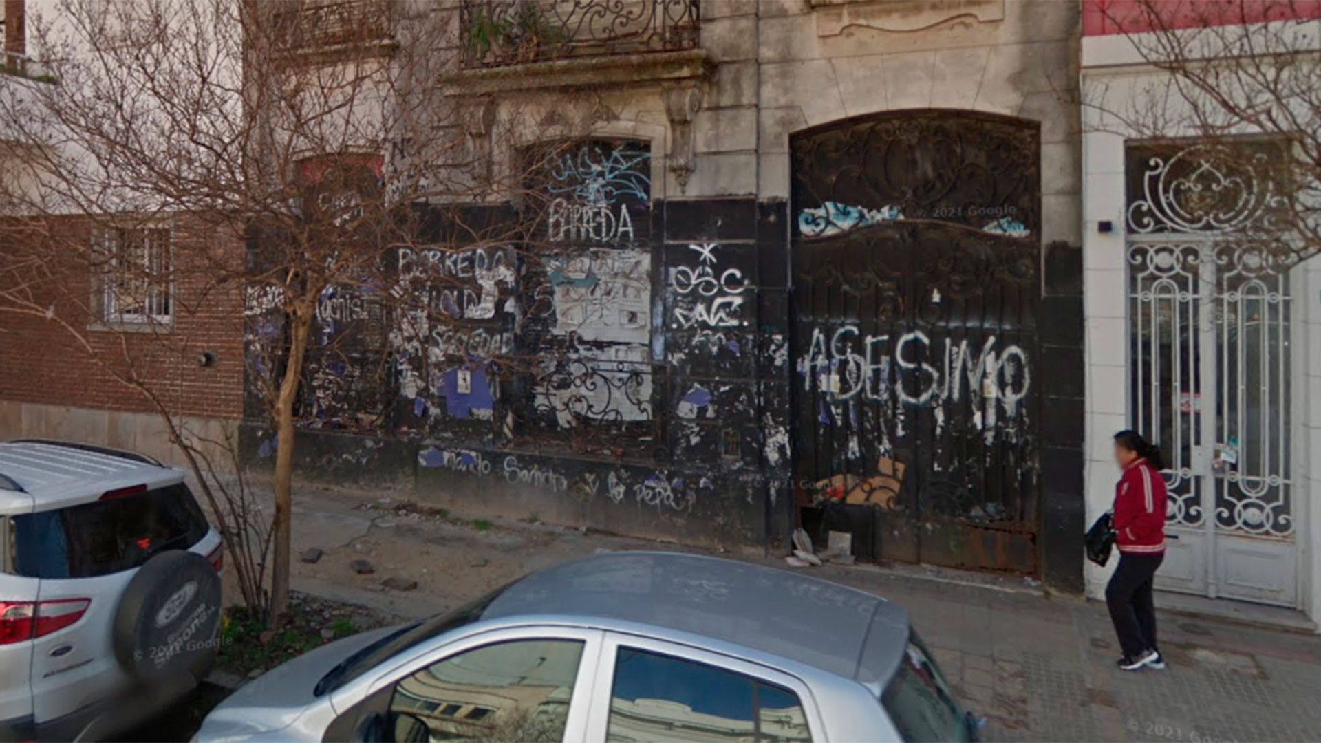 "Asesino": las pintadas en la fachada de la casona de La Plata (Google Street View)