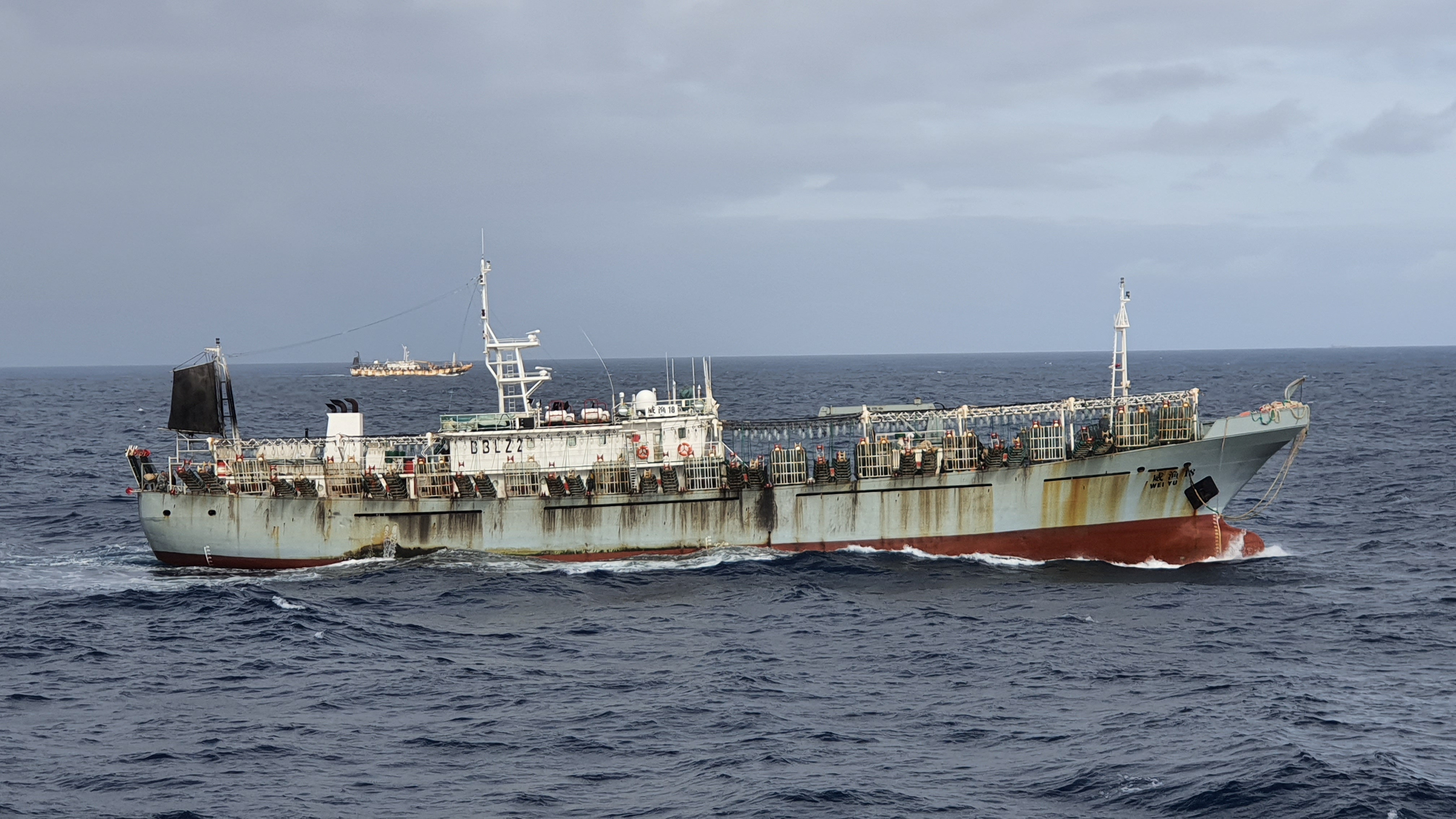 Un barco pesquero chinos cerca de la zona marítima económica exclusiva de Chile, en las afueras de la costa de la región de Arica y Parinacota 30 de noviembre de 2020 (Armada de Chile/Handout via REUTERS)