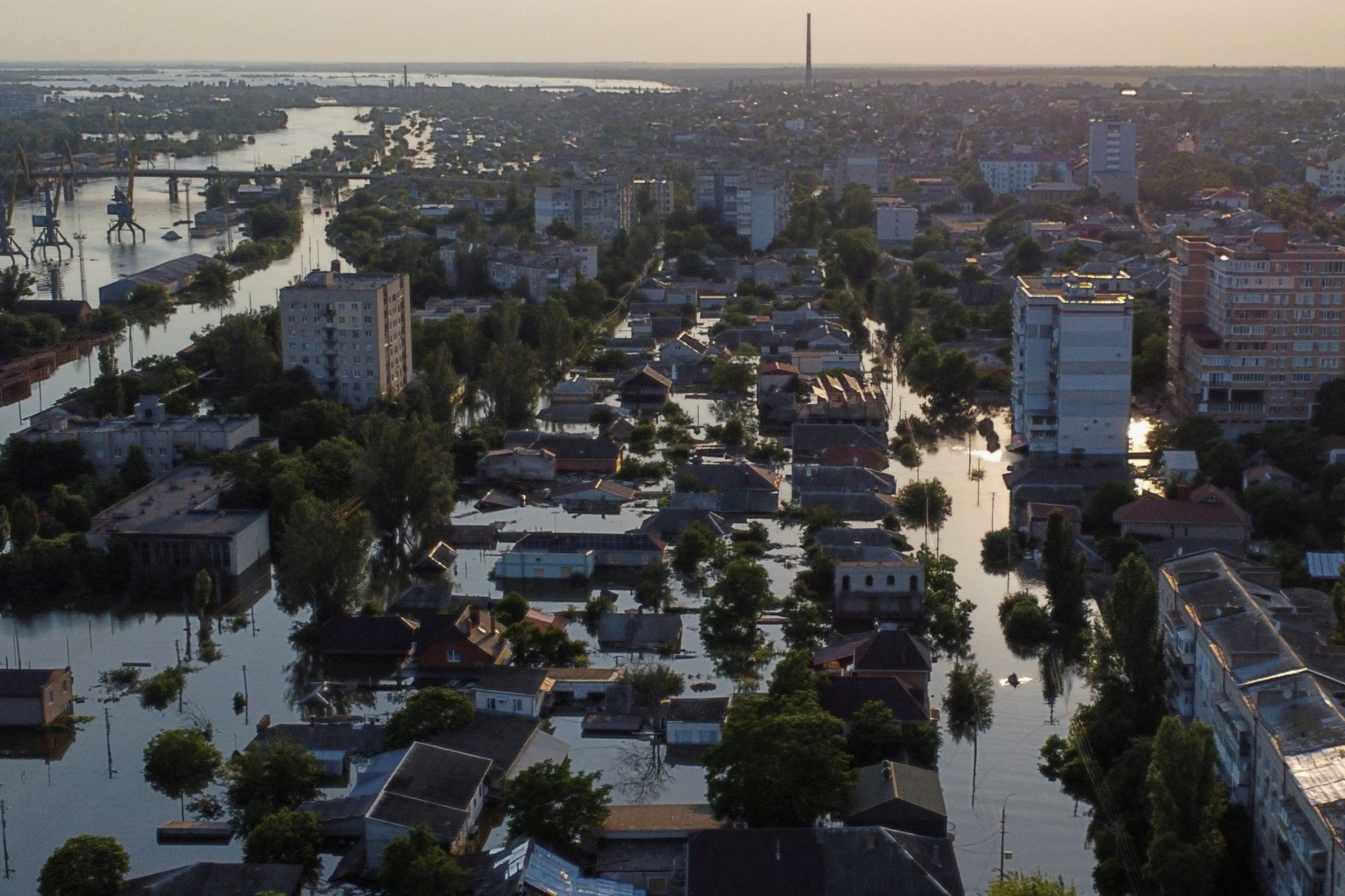 Vista de la ciudad de Nova Kakhovka bajo las aguas tras la explosión que destruyó la estratégica represa. (REUTERS/Yan Dobronosov)     