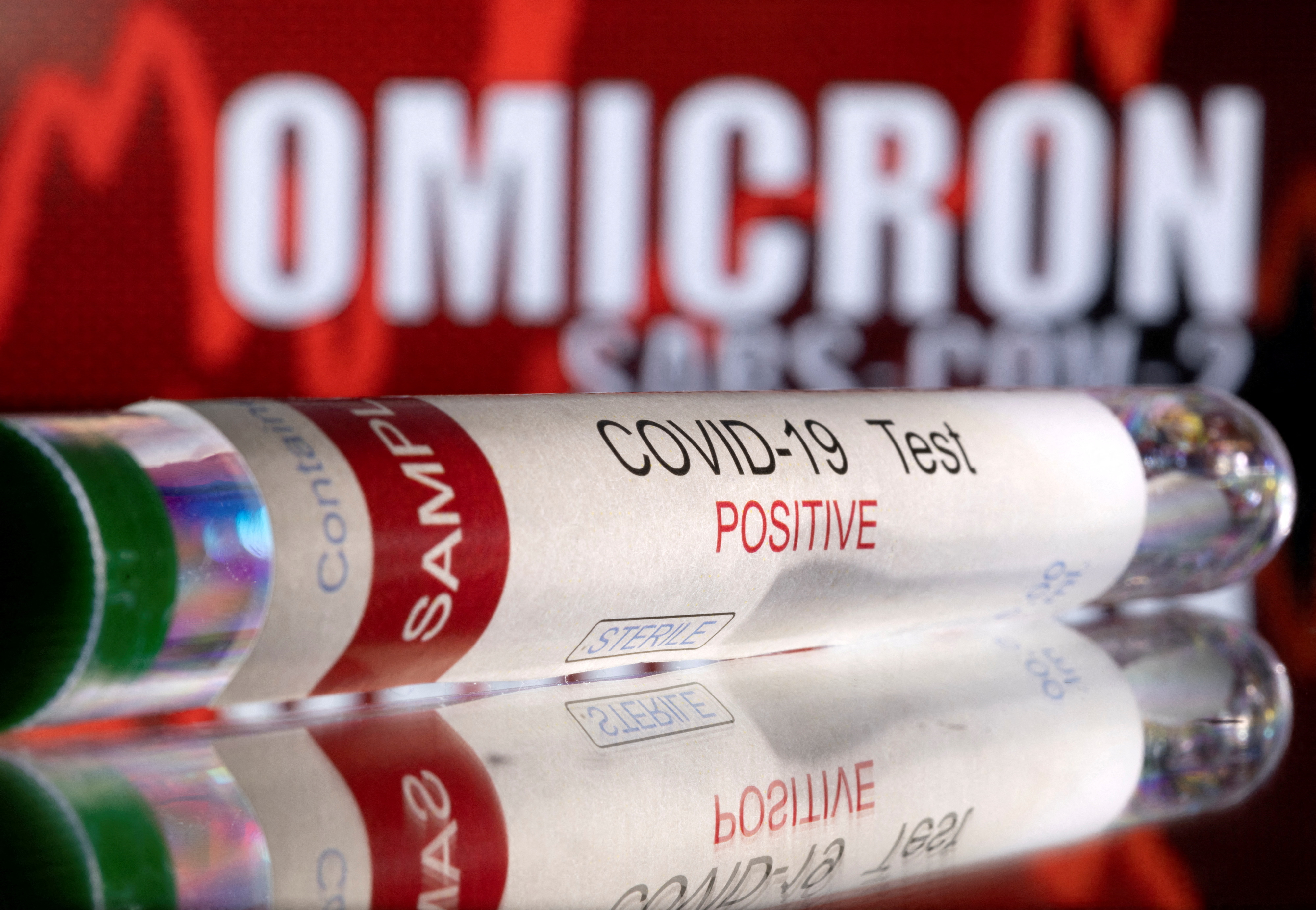 Imagen de un tubo con el sello de "COVID-19 Test Positivo"  REUTERS