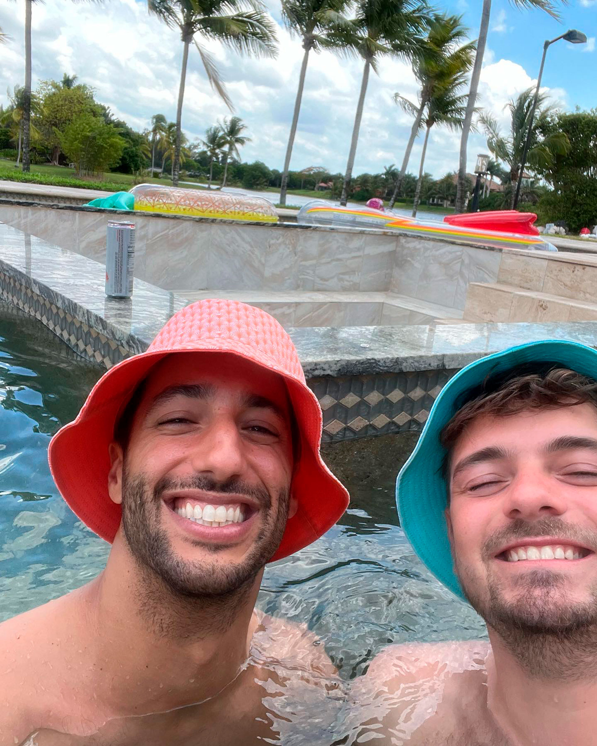 Ricciardo y el DJ Martin Garrix en la piscina de donde fueron expulsados (@MartinGarrix) 