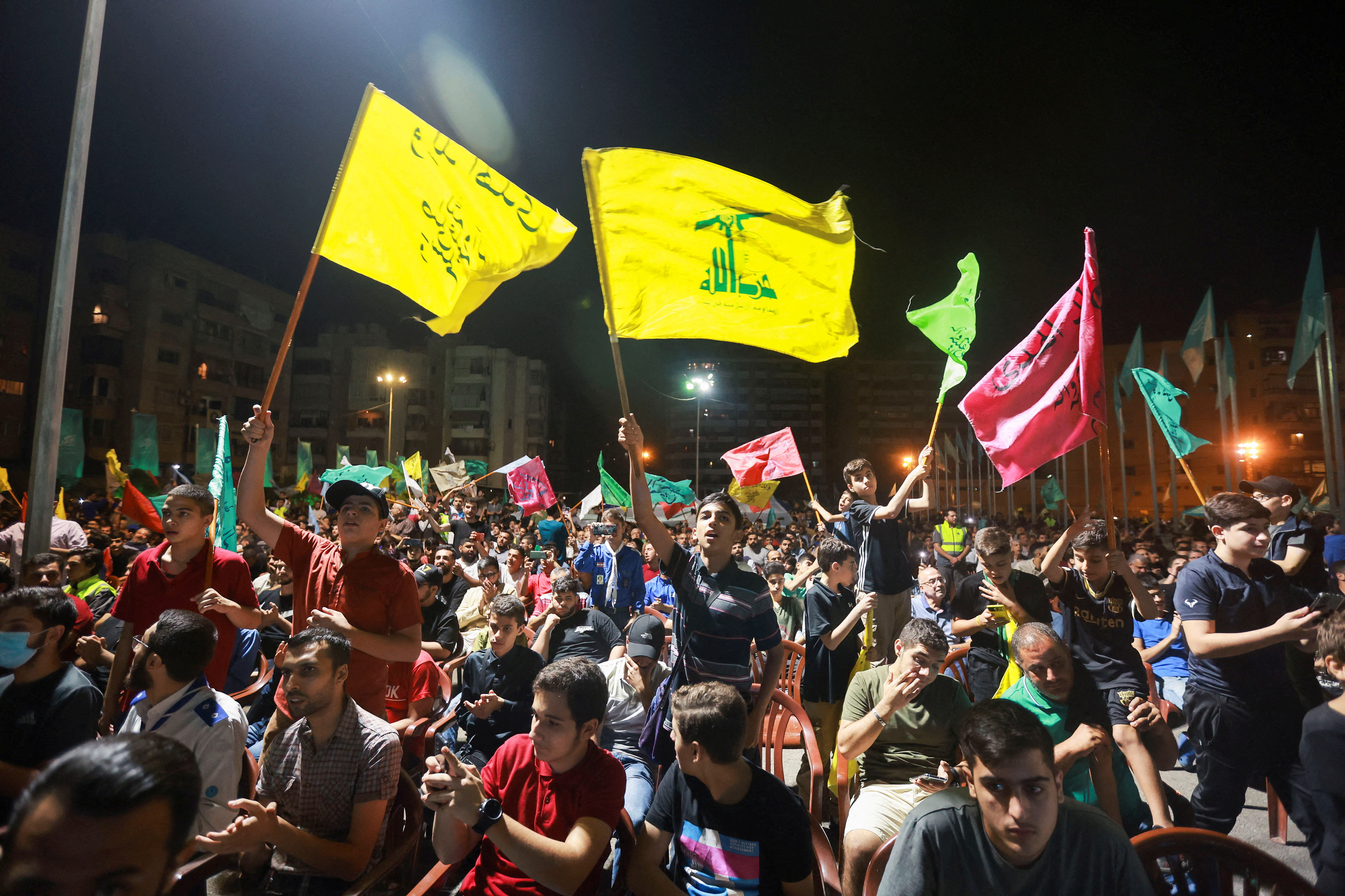 Gente que apoya al grupo terrorista chií libanés Hezbollah (REUTERS/Aziz Taher)