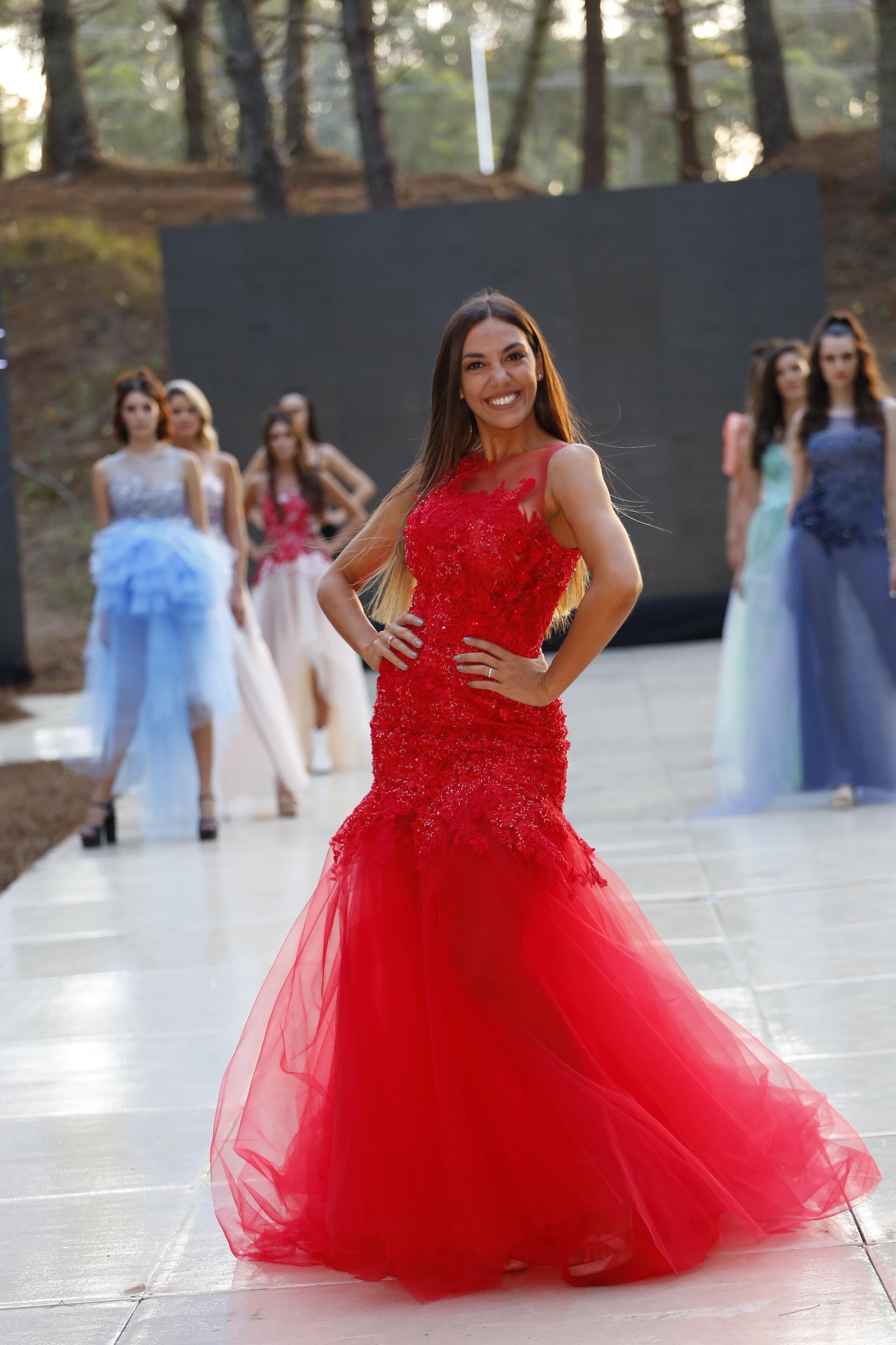 Floppy Tesouro deslumbró con el cierre de pasada de Moratta, con un impactante vestido rojo de tul diseñado por Nuria Bueno, que desde el 2016 une el amor del arte con la alta costura y el trabajo artesanal y las piezas únicas
