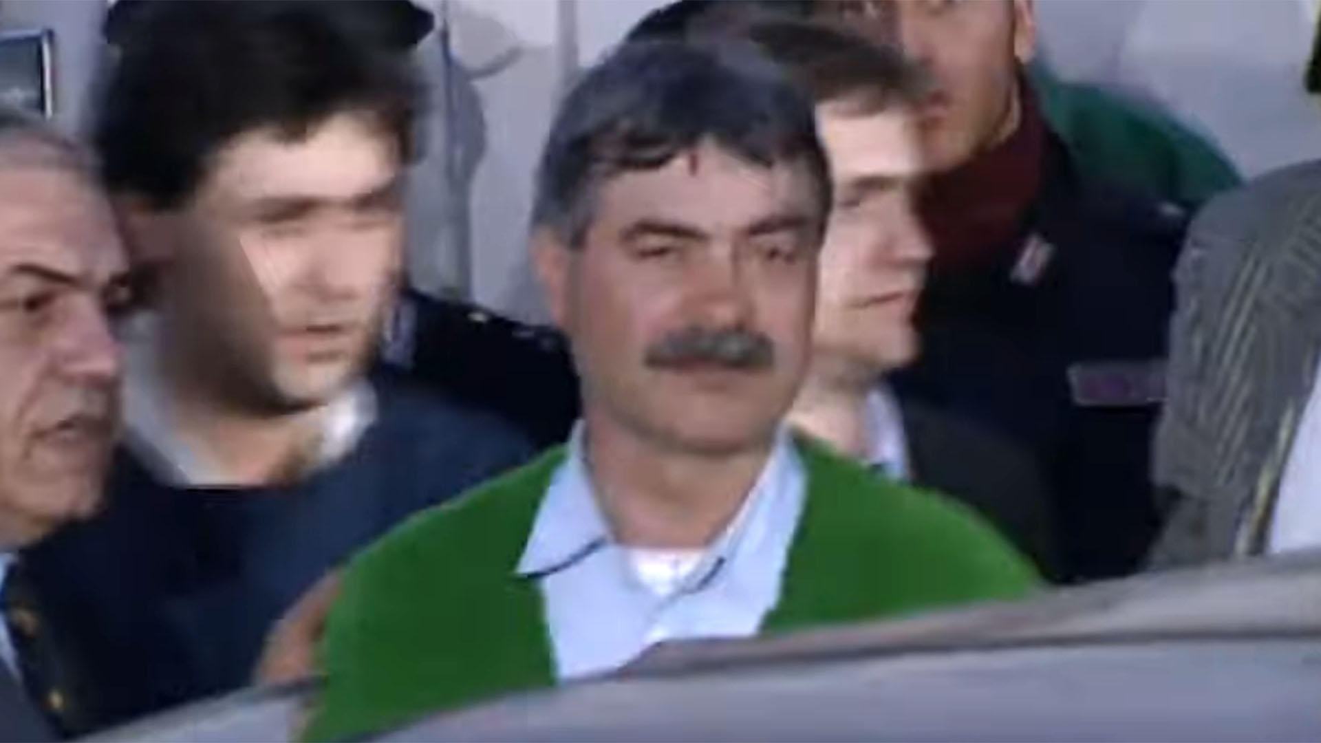 Se derrumbó el techo de una casa deshabitada en Sarandí y un auto de colección quedó destruido