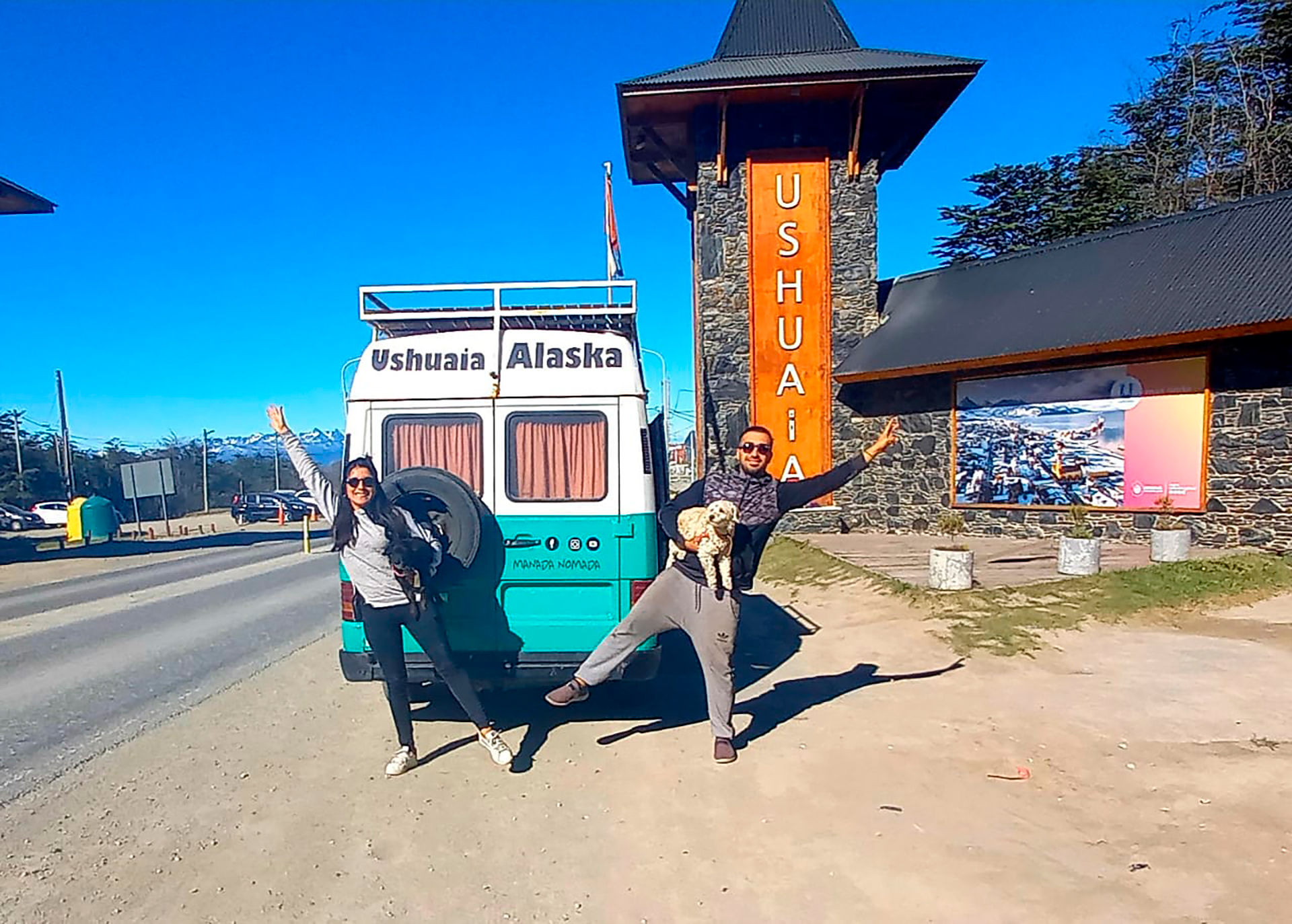 Llegar a Ushuaia les representó el primer objetivo cumplido. Queda emprender ruta camino a Alaska (@manadanomada_)