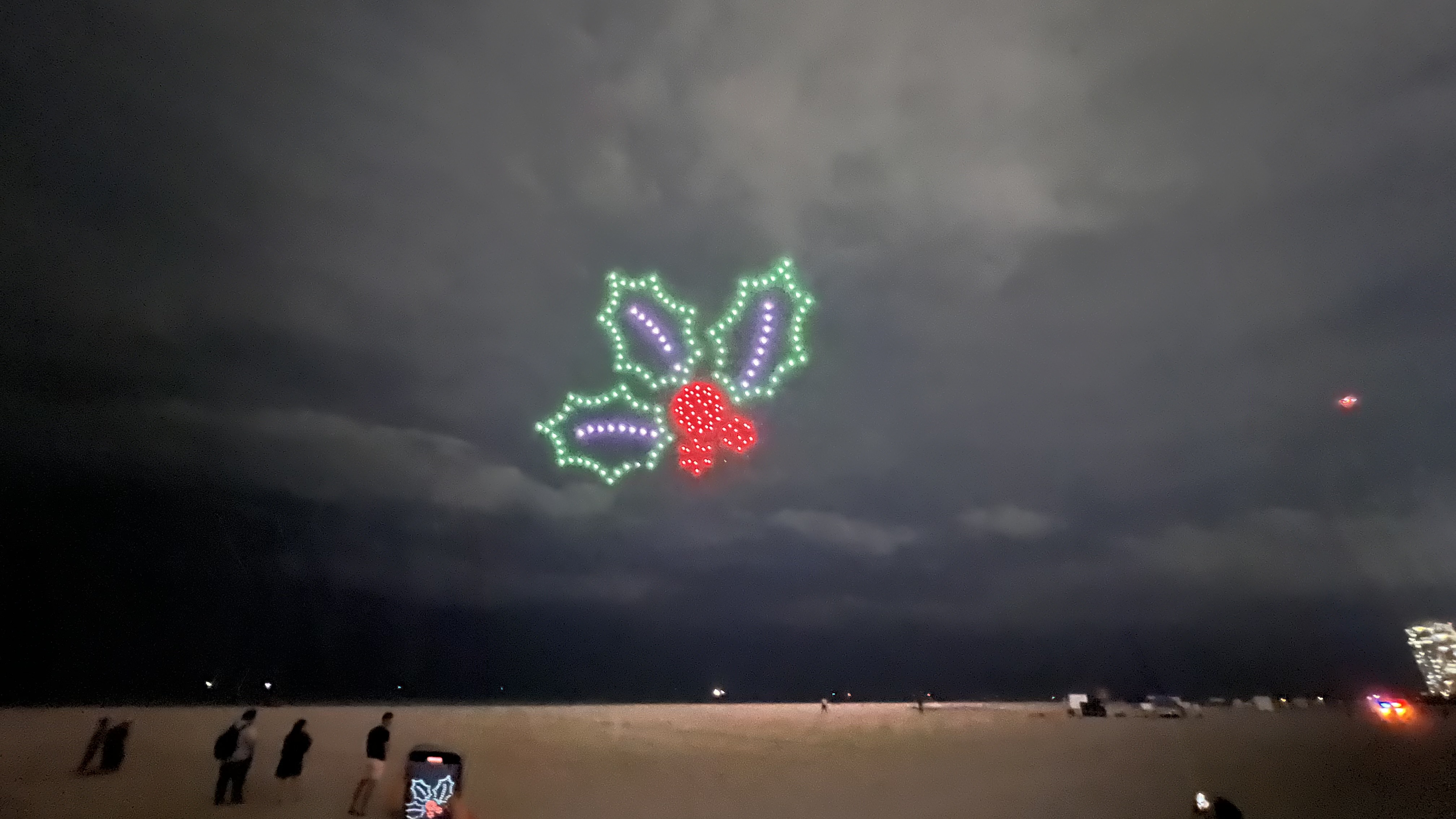 El cielo de South Beach se iluminó con figuras navideñas durante una increíble demostración. Foto: Opy Morales