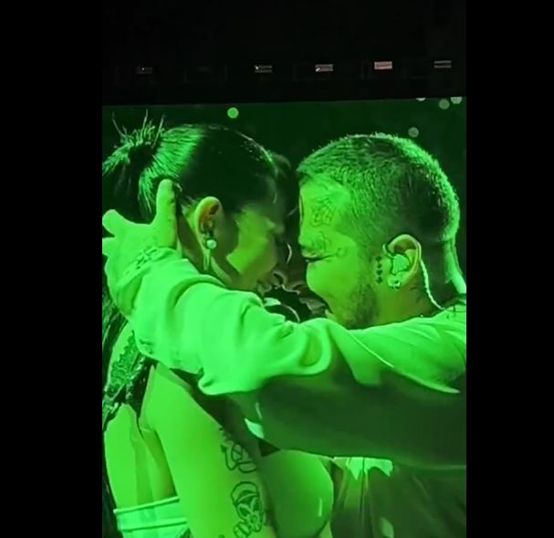 Christian Nodal y Cazzu protagonizaron un apasionado beso en el concierto (Foto: Twitter)