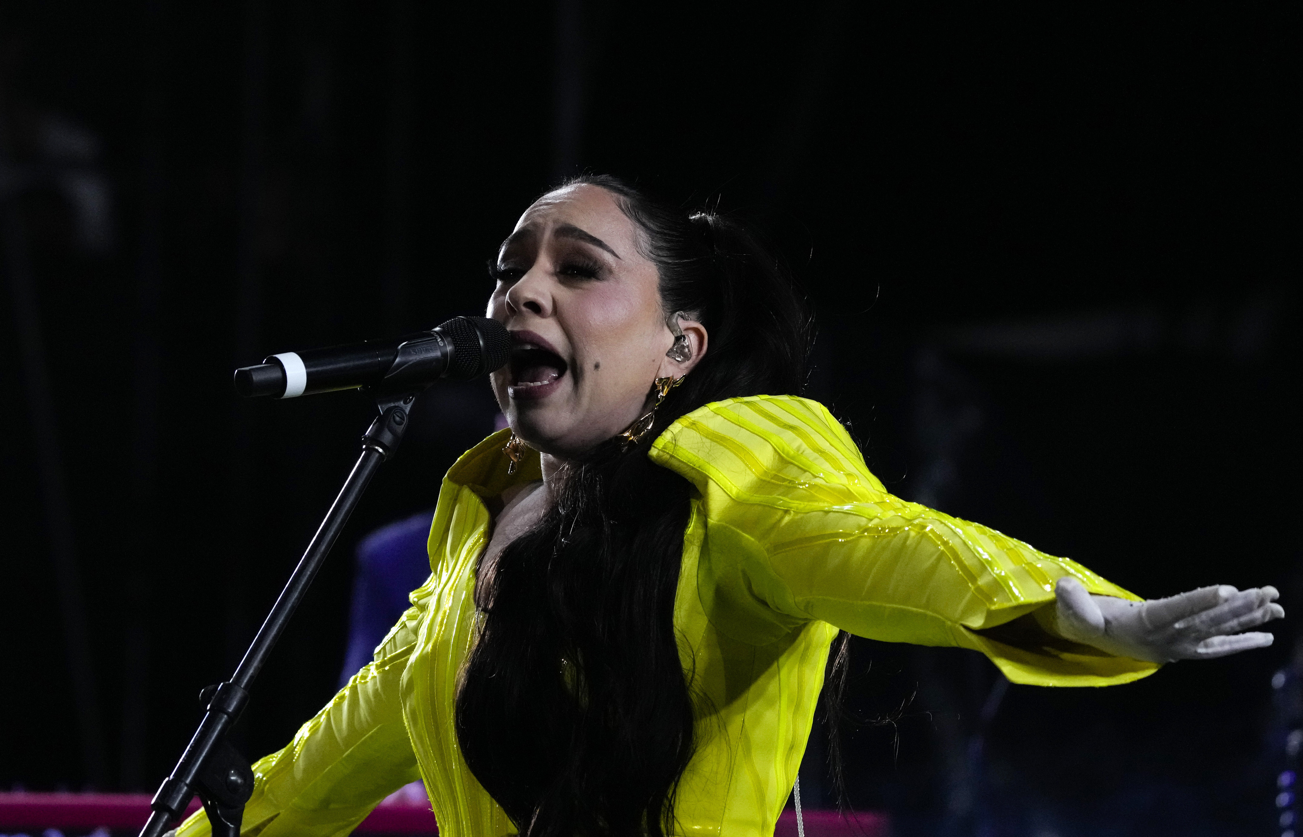 La cantautora mexicana Carla Morrison durante su presentación en el festival Vive Latino en la Ciudad de México el sábado 18 de marzo de 2023. (Foto AP/Fernando Llano)
